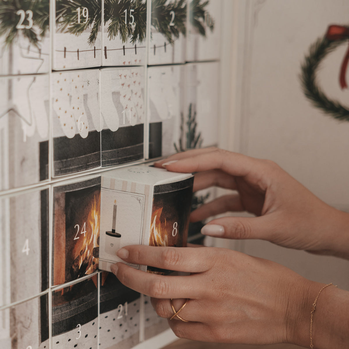 Adventskalender in Türöffnung: kleine Schachtel mit Nummern 8 und 24