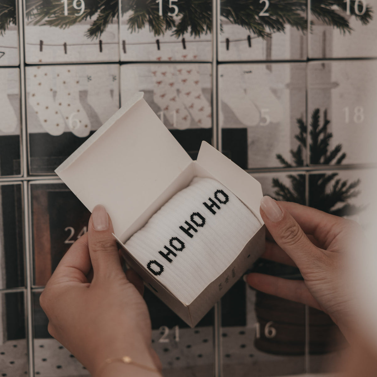 Adventskalender-Schachtel mit aufgedrucktem „Ho Ho Ho“-Motiv