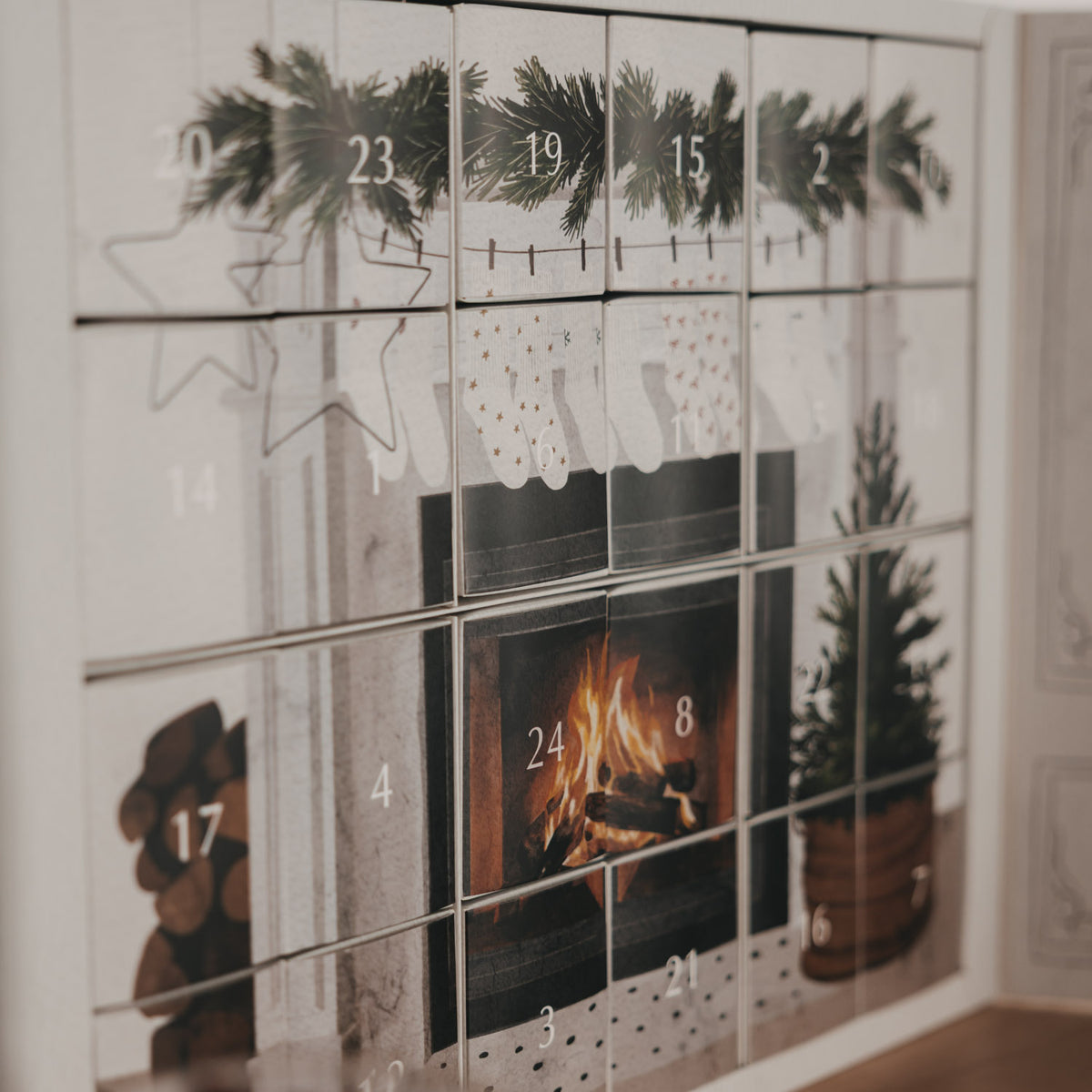 Socken-Adventskalender, Blick auf viele Türchen mit Sockenmotiven