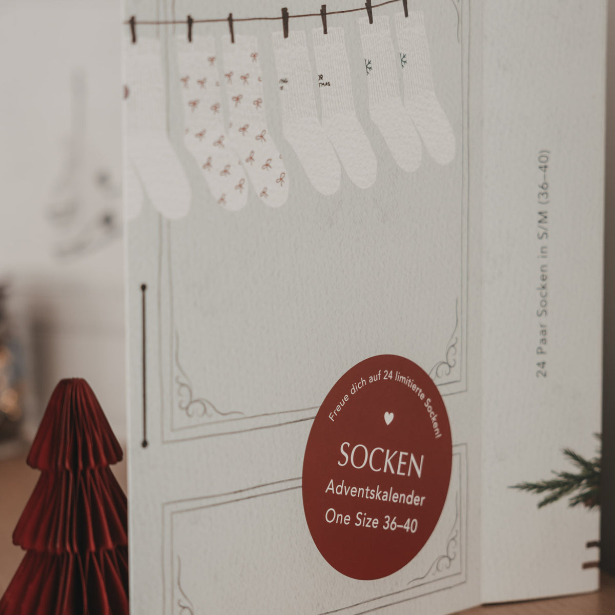 Socken-Adventskalender Vorderseite, rotes Etikett „Socken Adventskalender“ One Size 36–40