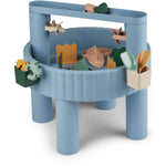 Aktivitätentisch „Sepp - Beach“ mit Spielmulde, blauen Beinen und bunten Booten/Spielteilen