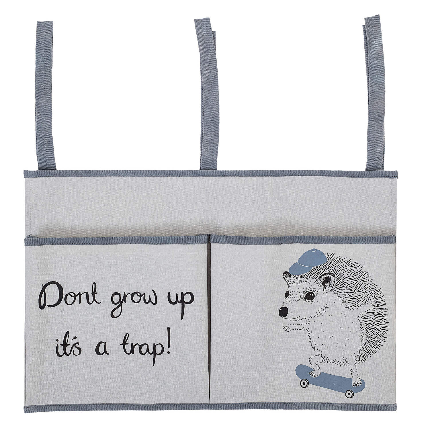 Hängeregal aus Stoff in Hellblau mit Igel-Motiv und Aufschrift „Don't grow up“.