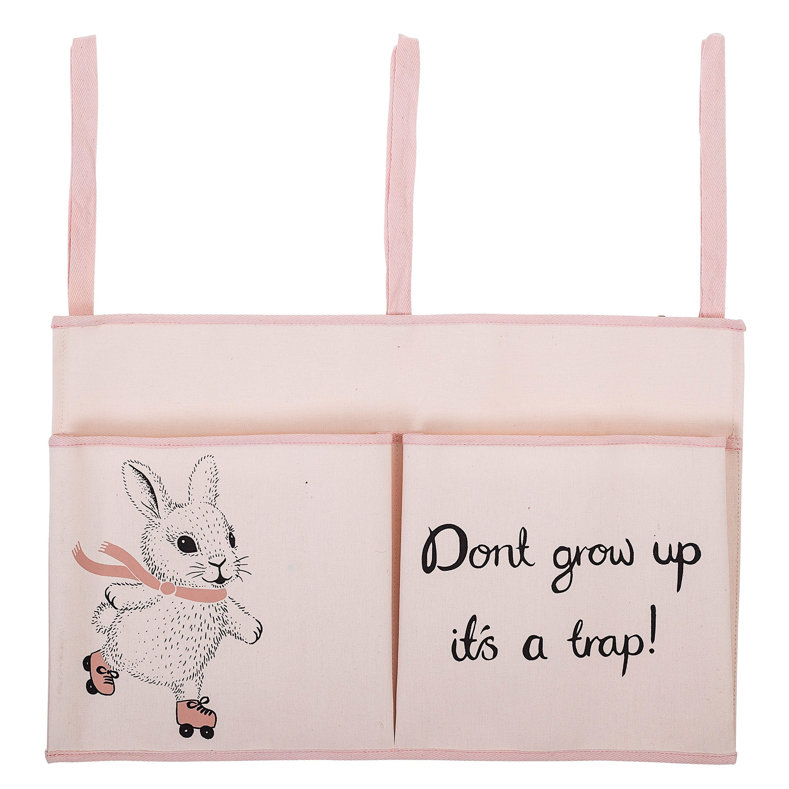 Hängeregal aus Stoff in Rosé mit Hasenmotiv und Text „Don't grow up“.