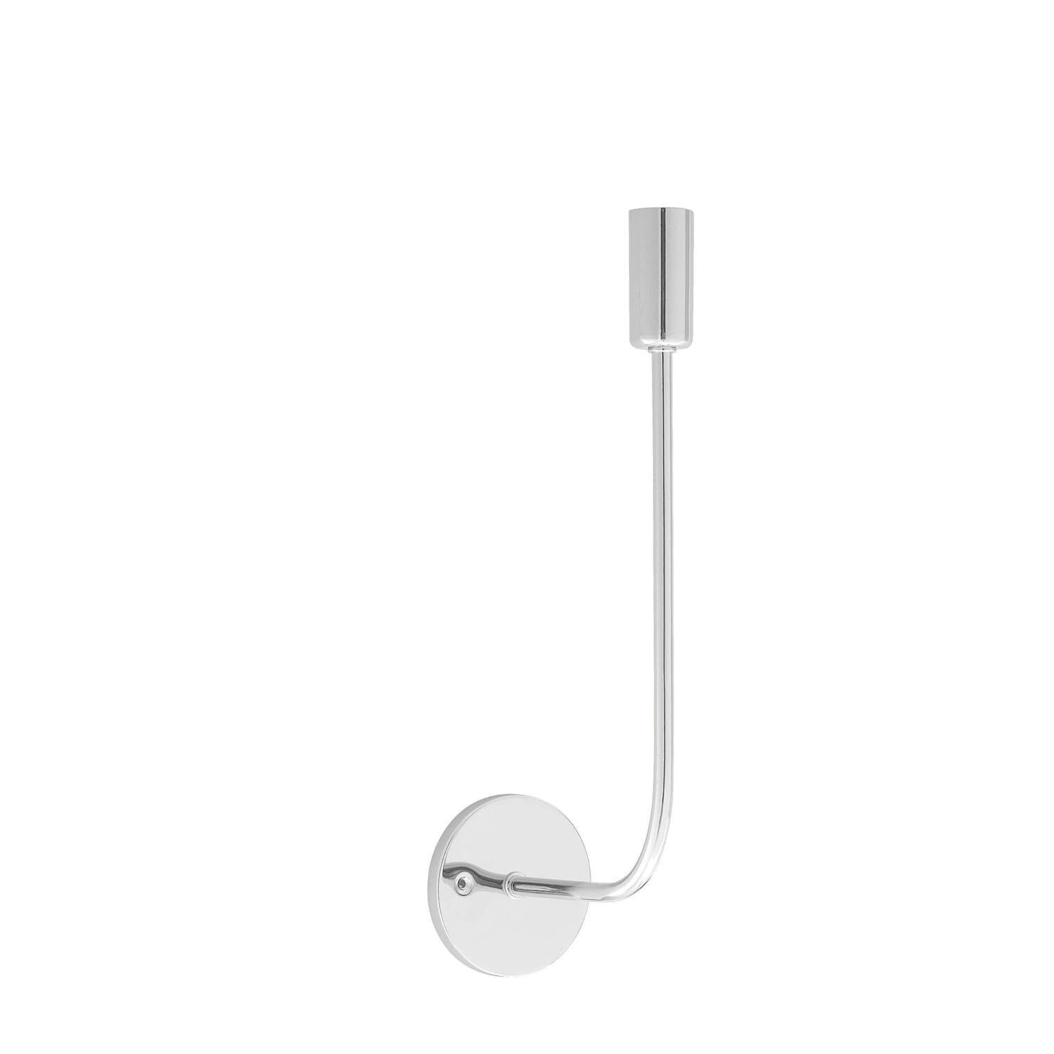 Wandleuchte Qavi in Silber mit rundem Sockel und gebogenem Arm, oben Zylinder