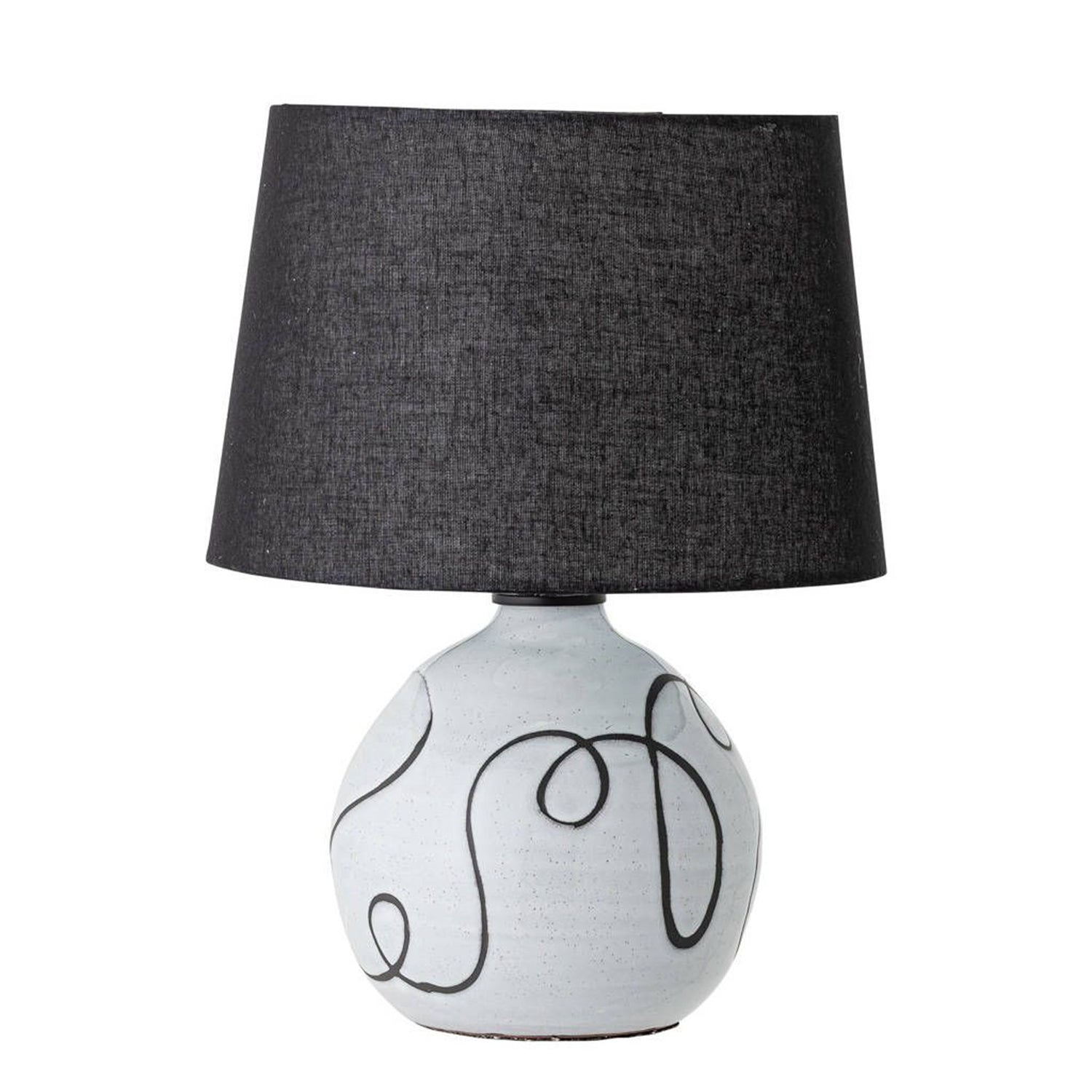 Tischlampe mit dunklem Stoffschirm und weißer Keramikbasis mit Linienmuster