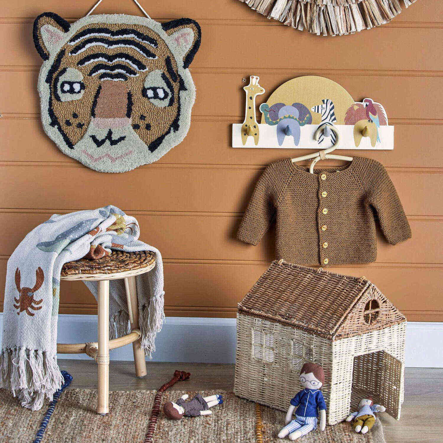 Puppenhaus mit Deckel aus Naturgeflecht, kleines Fenster und Dachöffnung