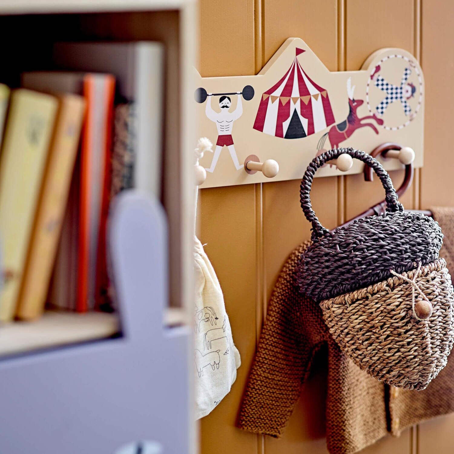 Kinder-Garderobe Miou mit 4 Haken, Zirkusfiguren und Tiergrafik auf Holzleiste