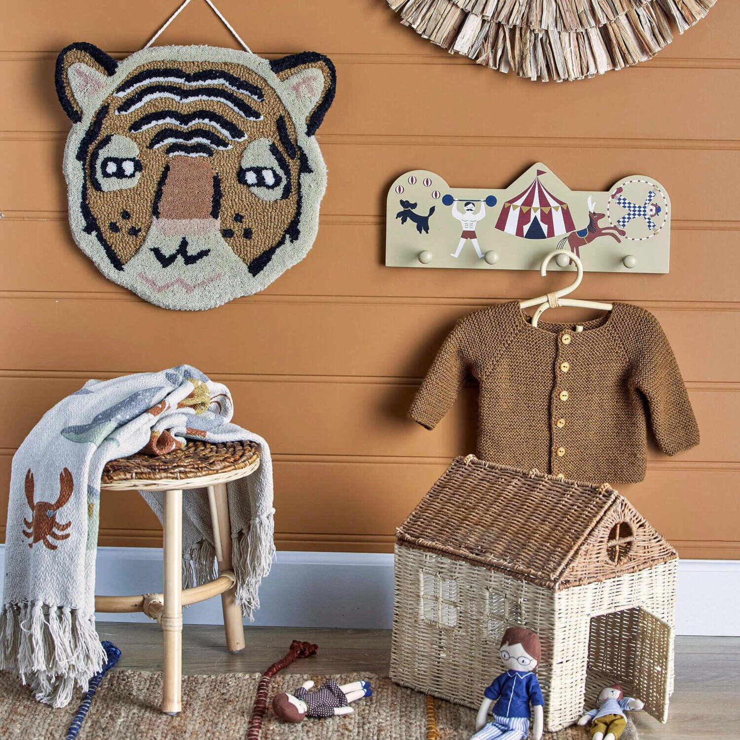 Kinder-Garderobe Miou mit Zirkusfiguren und 4 Haken, Detailansicht an der Wand
