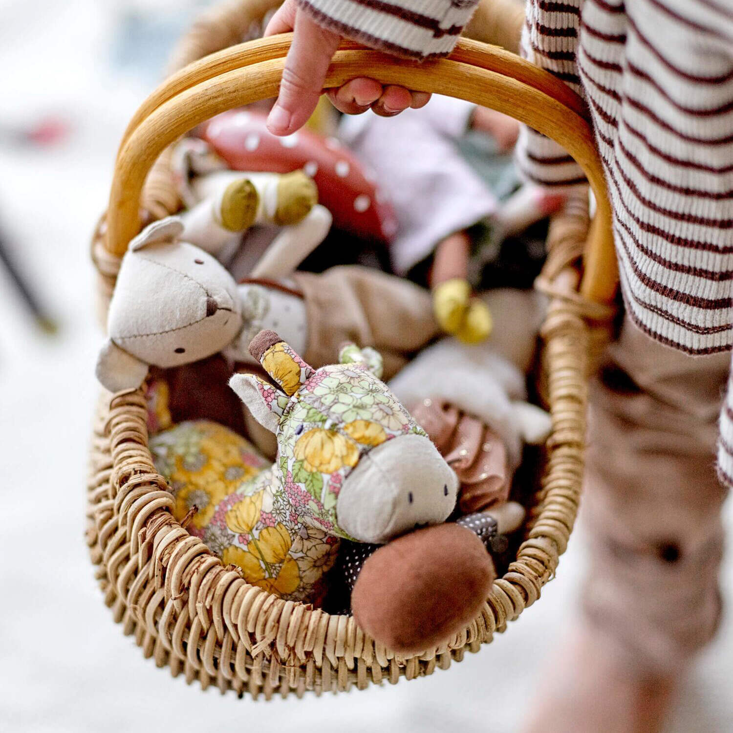 Kuscheltier-Set in rundem Korb: Stofftiere mit floralen und braunen Details