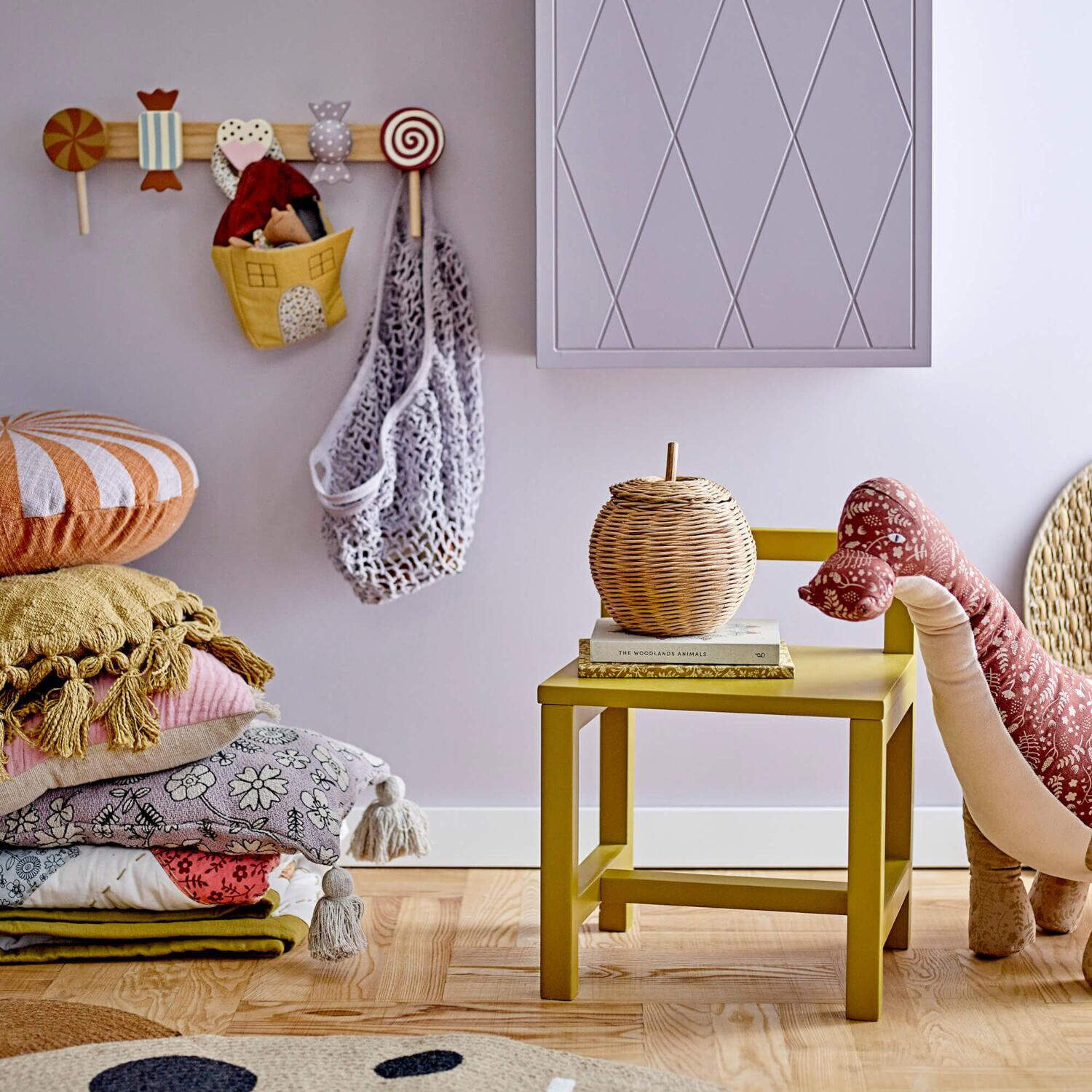 Stoff-Spielzeug-Set mit mehreren Tier- und Figurenmotiven auf der Decke