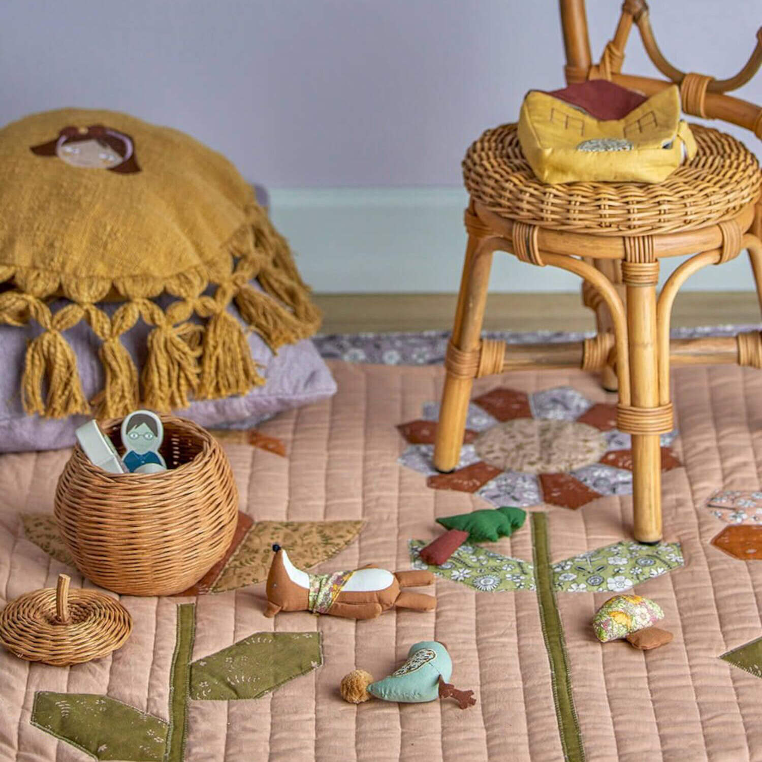 Stoff-Spielzeugfiguren auf Krabbeldecke: Vögel und Tierchen im Set