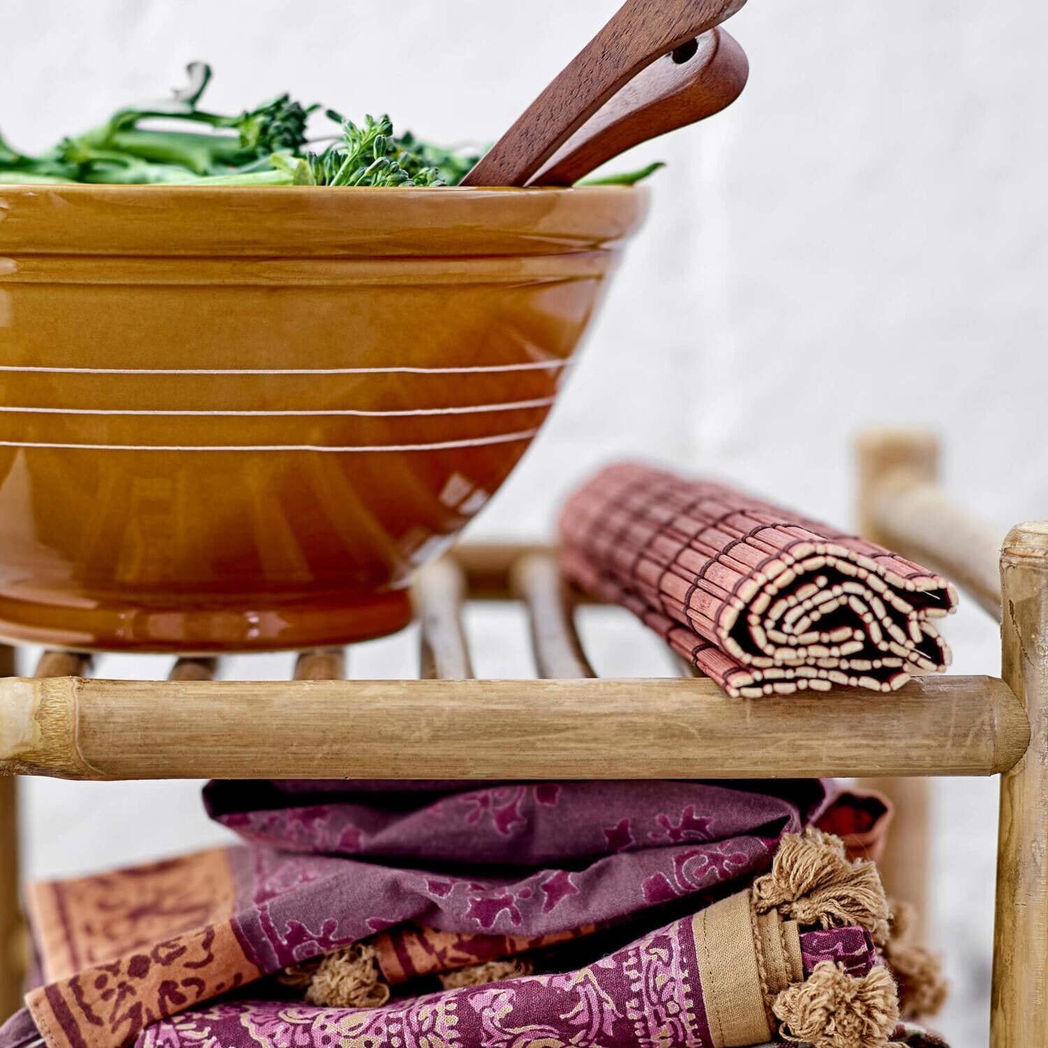 Salatbesteck aus Holz mit Löffelkopf, braun auf Salatschüssel