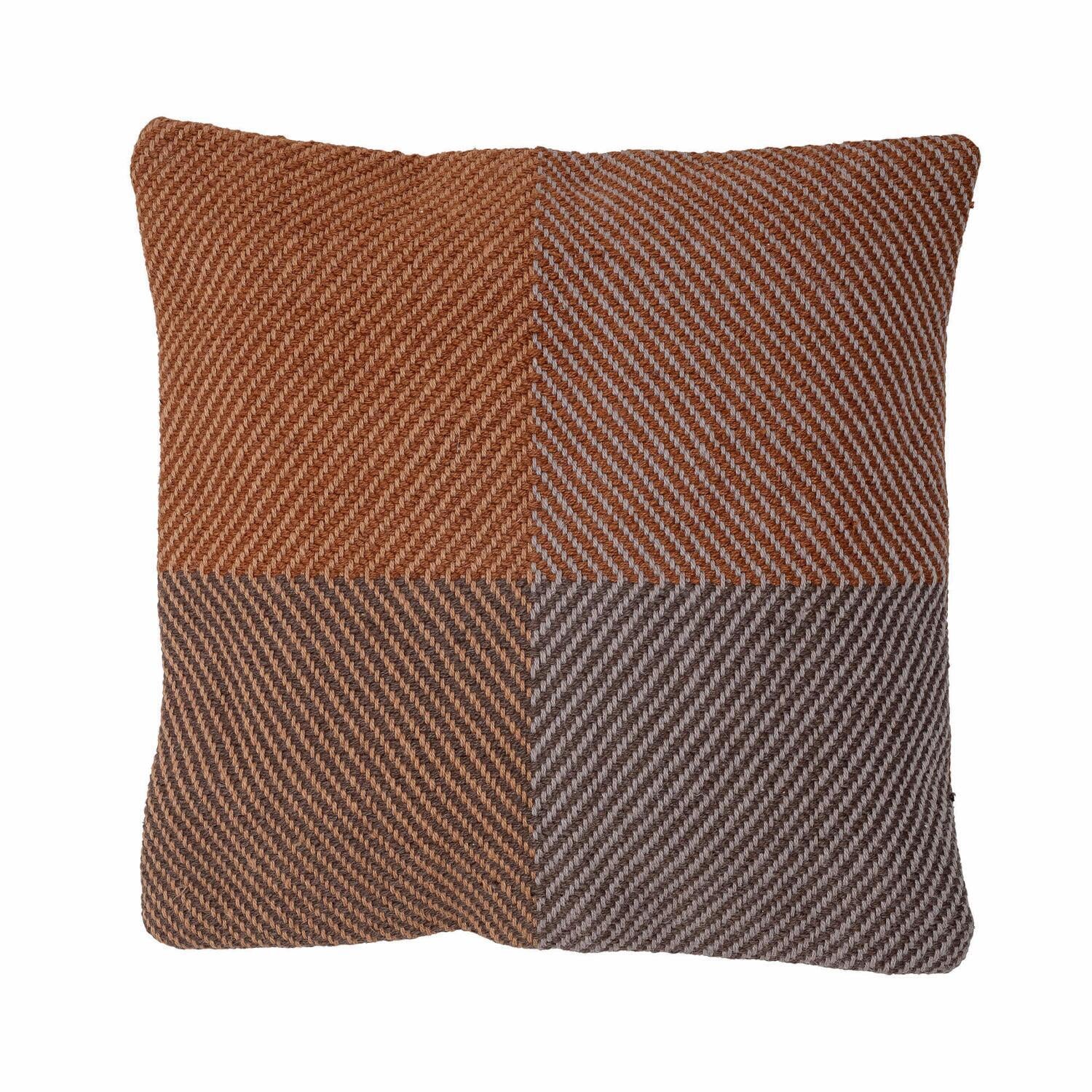 Zierkissen 65x65 cm in Braun mit diagonaler Chevron-Webstruktur und hellen Zickzacklinien