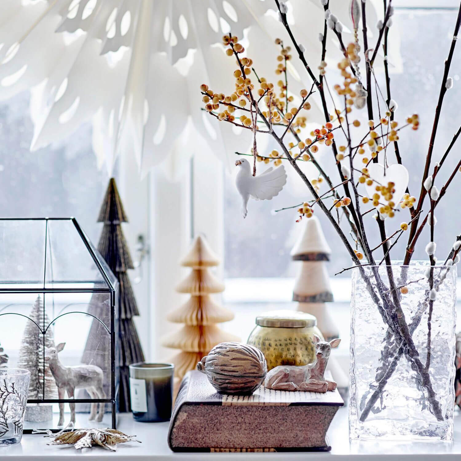 Deko-Baum aus hellem Holz mit dunkler Rindenoptik, kleiner Tannenbaum-Dekor