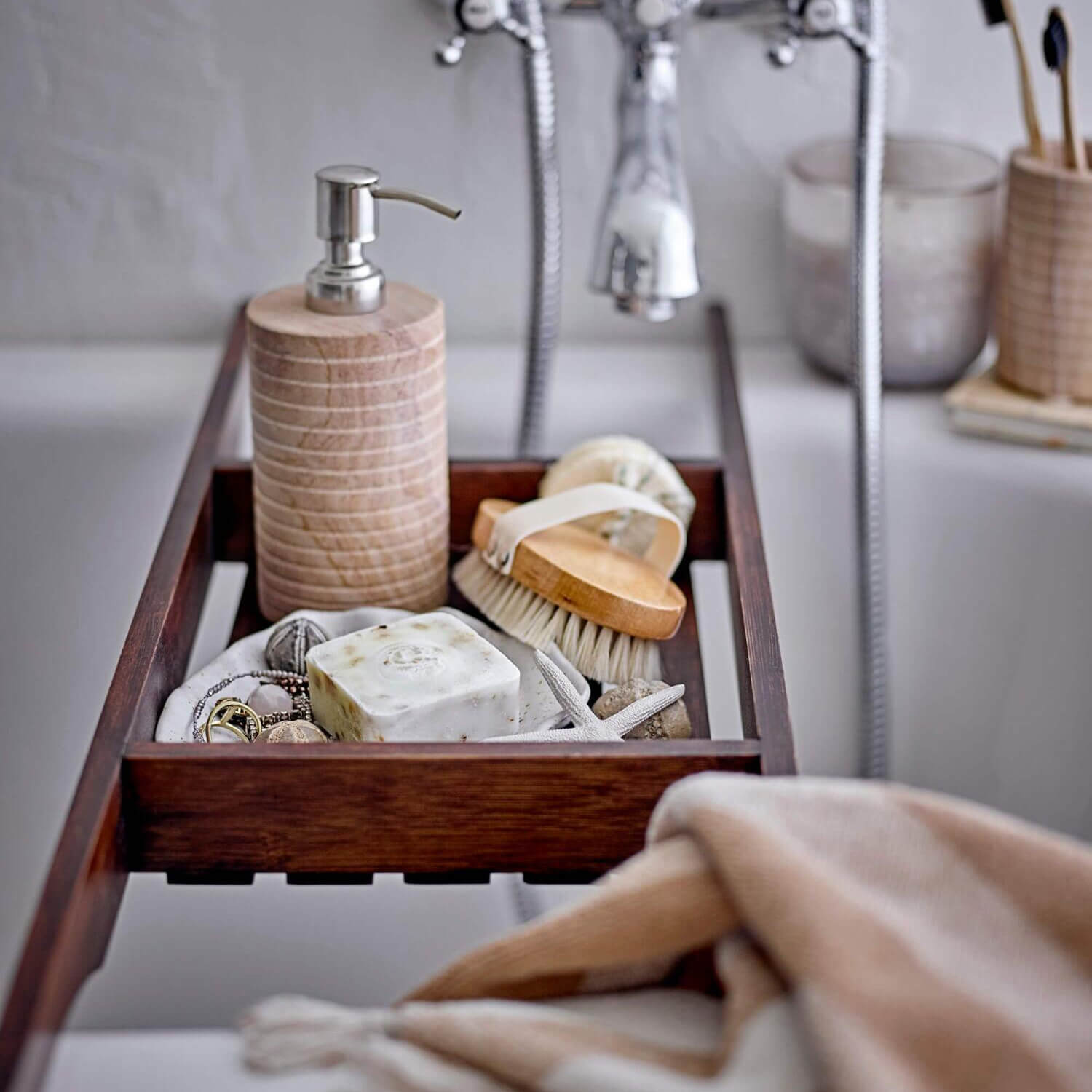 Badewannentablett aus braunem Holz in der Wanne mit Ablage für Badutensilien