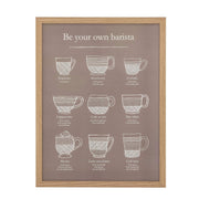 Gerahmte Kaffee-Illustration mit Naturholzrahmen und Tassenmotiven, Text „Be your own barista“