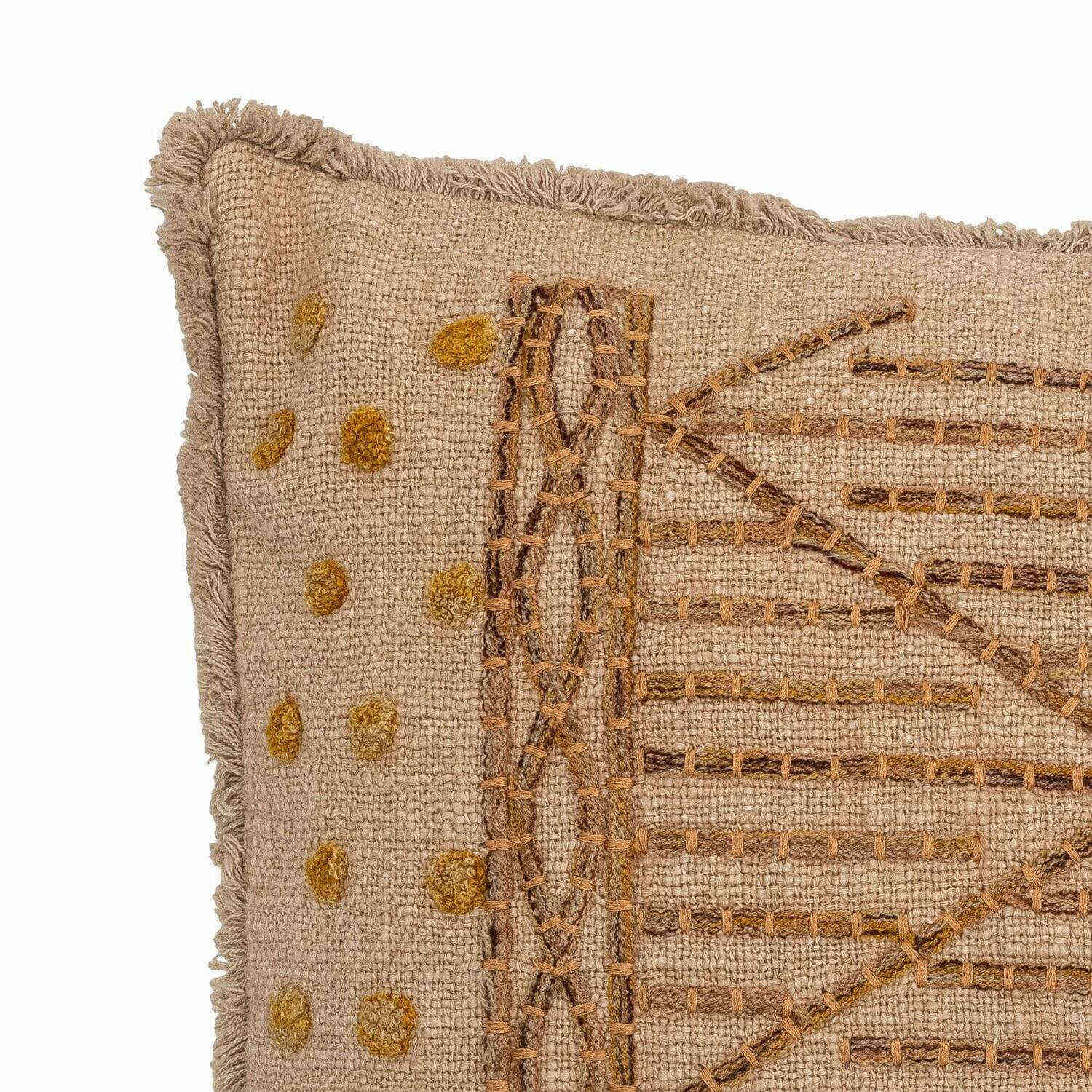 Kissenfront-Nahaufnahme: Naturstoff mit goldenen Punkten und geometrischer Stickerei