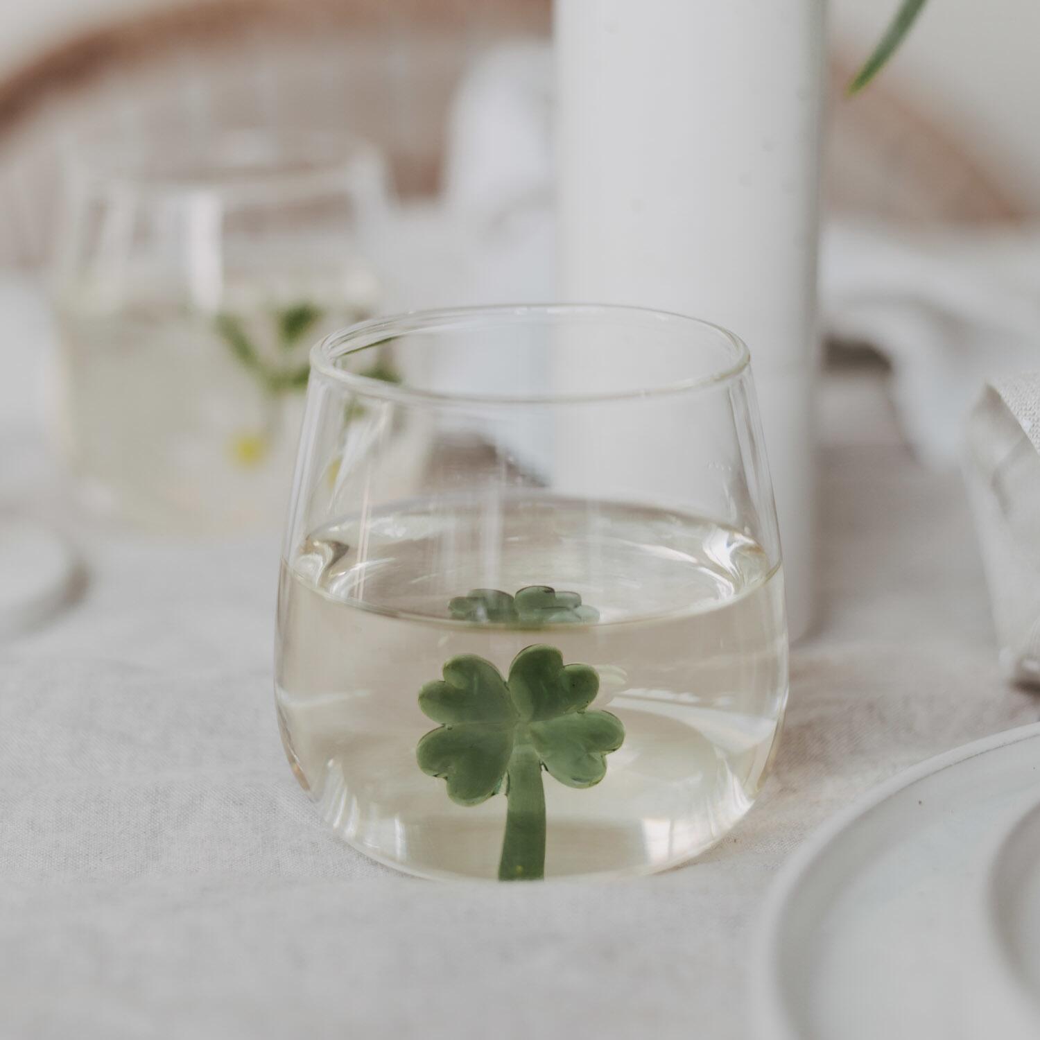 Trinkglas "Kleeblattfigur" (Transparent/Grün)