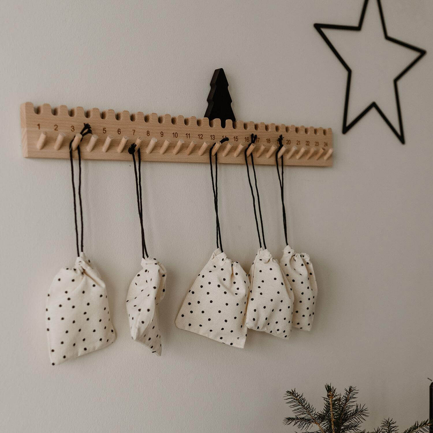Adventskalender "Tanne" - 55x7 cm (Natur)