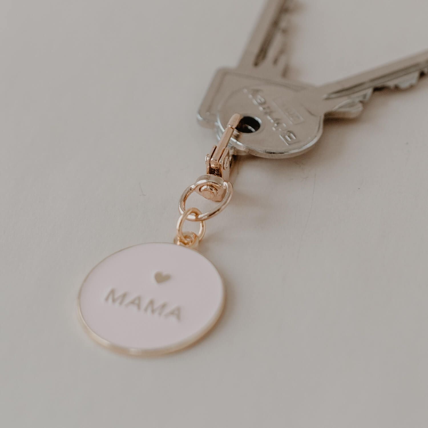 Schlüsselanhänger "Mama" - 3,2x6,8 cm (Rosa/Gold)