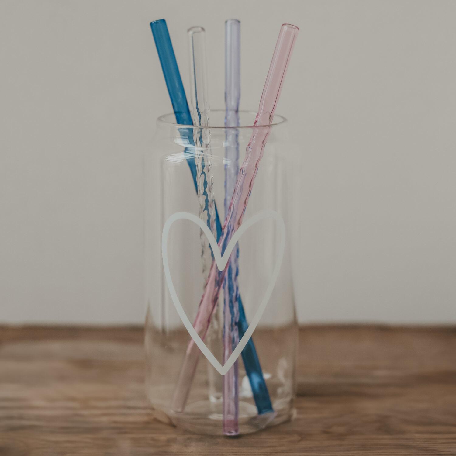 Gedrehte Glasstrohhalme im Glas: blau und rosa