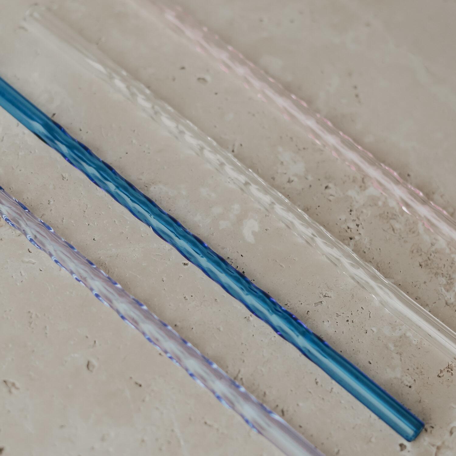 Gedrehter Glasstrohhalm, blau, gläserner transparenter Schaft