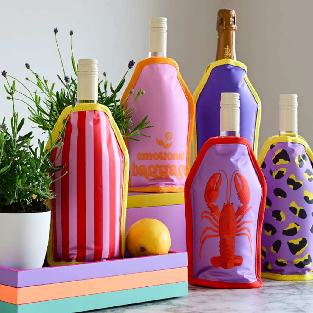 Flaschenkühler-Set mit Flaschenhüllen in rot-weiß gestreift, rosa, lila und gelb