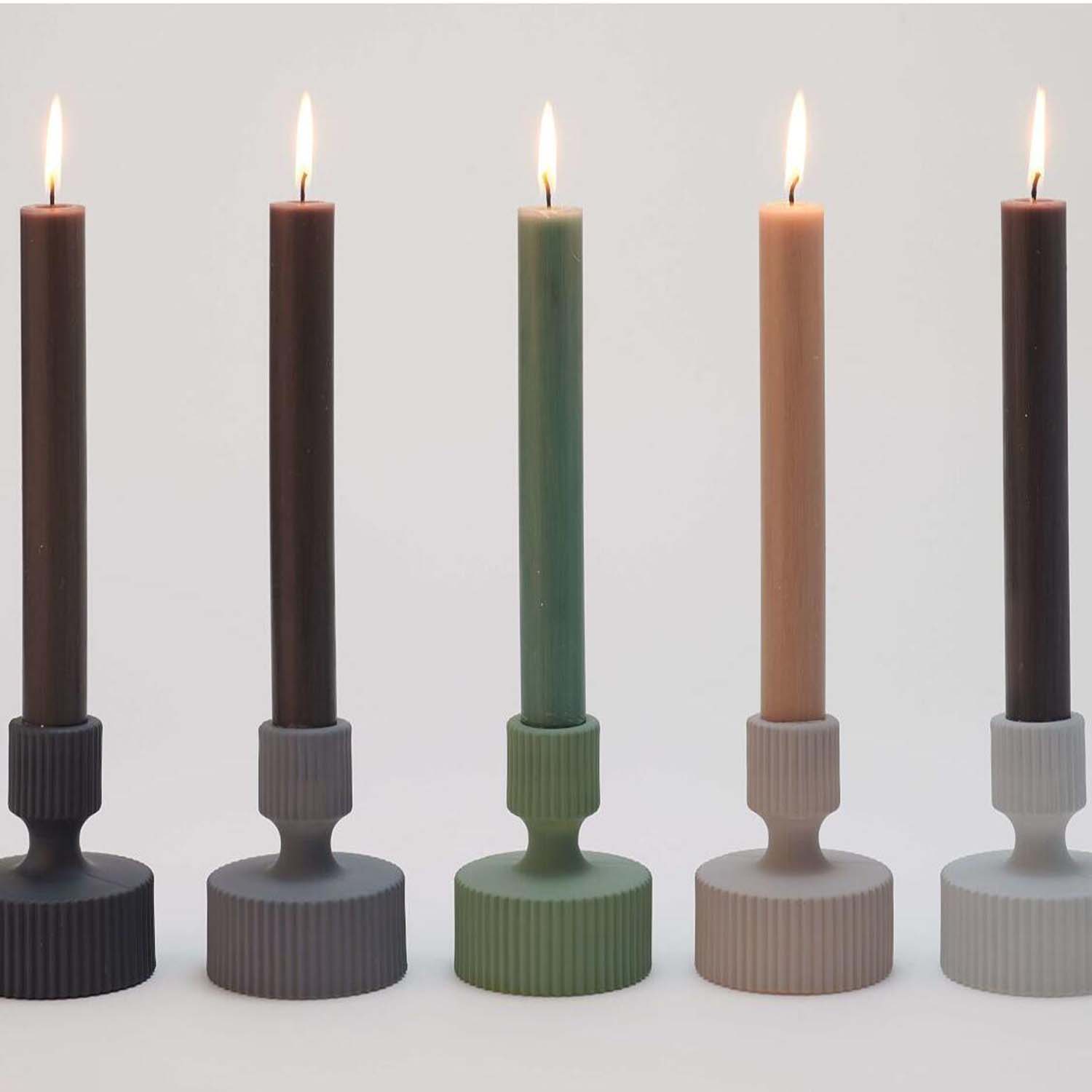 5 Kerzenhalter mit Stabkerzen, gerippter Fuß, in Schwarz, Grau, Grün, Rosa, Weiß