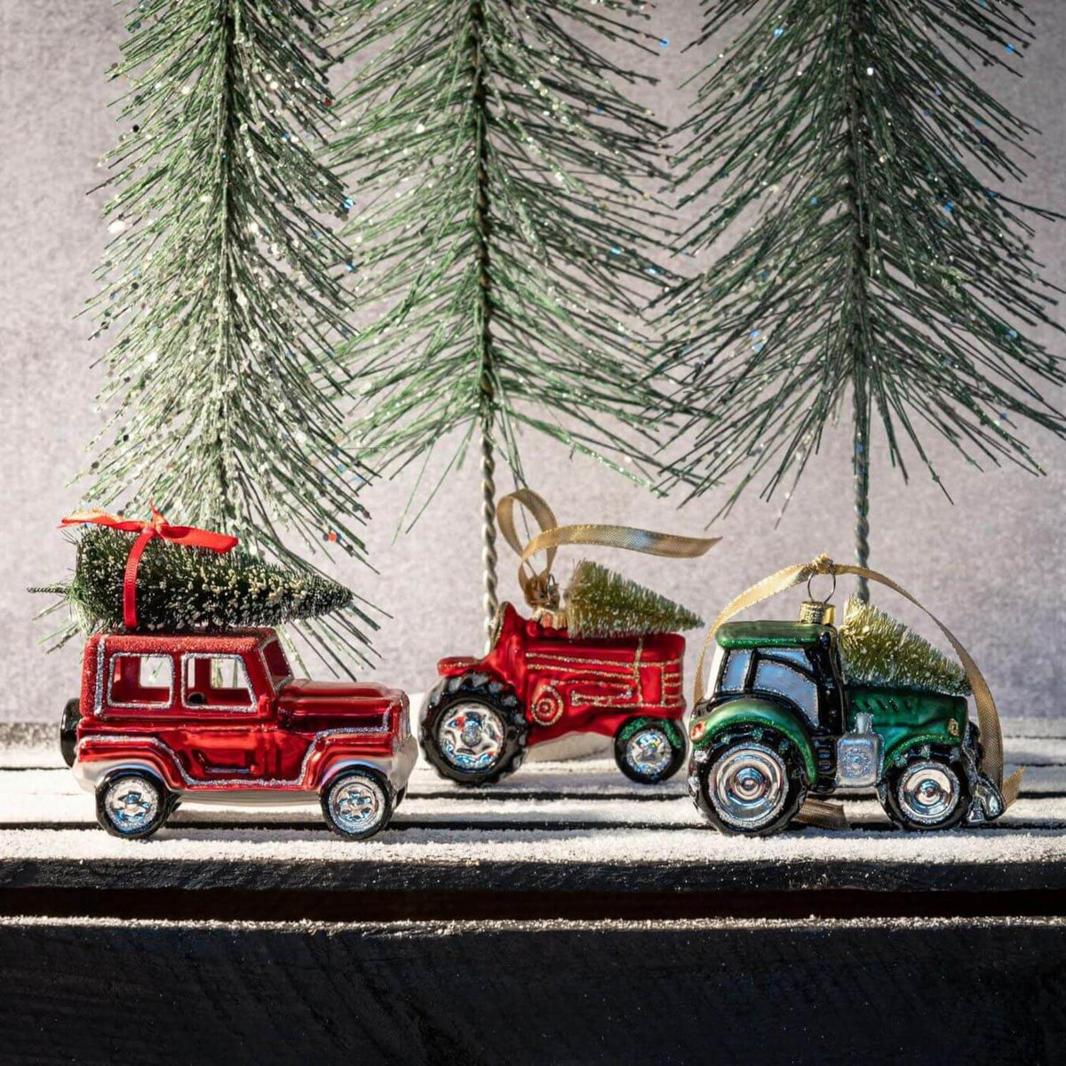 Anhäger "Traktor mit Weihnachtsbaum" - 4,5x7,5x9 cm (Rot)