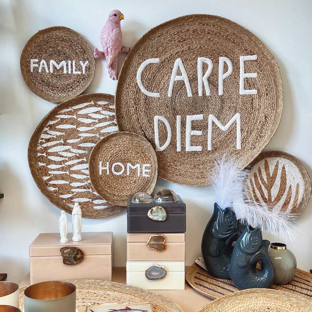 Deko-Set aus Jute: runde Schilder mit „CARPE DIEM“, „FAMILY“ und „HOME“