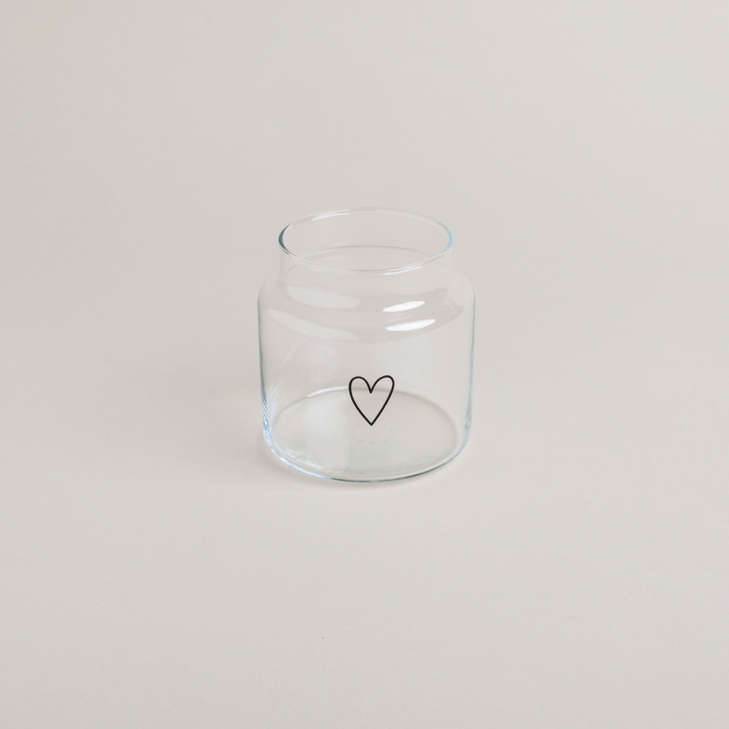Transparente Glasvase mit Herz-Symbol auf der Glaswand, rundes Gefäß