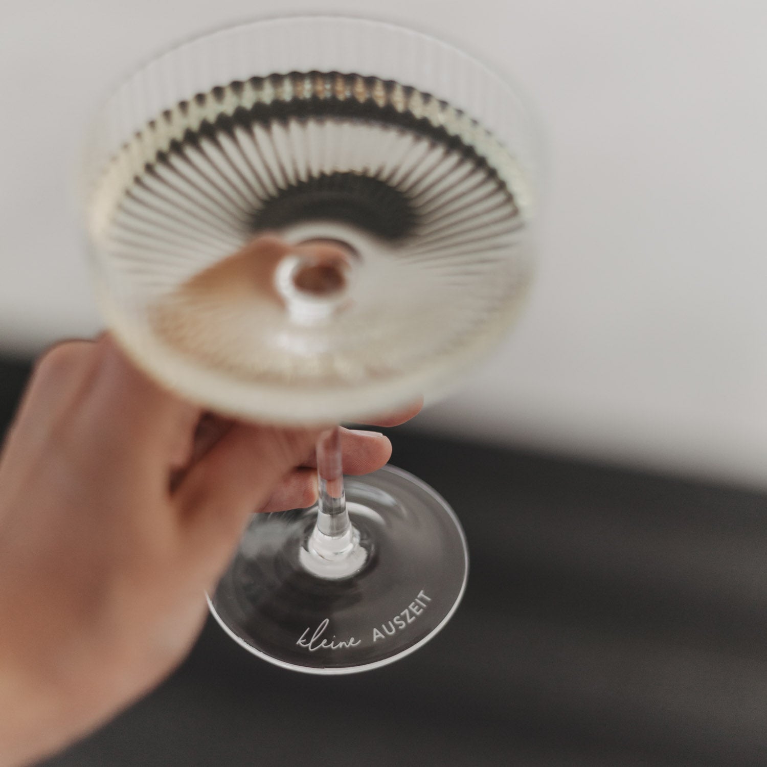 Champagnerglas mit Gravur „Kleine Auszeit“, transparent, auf Stiel