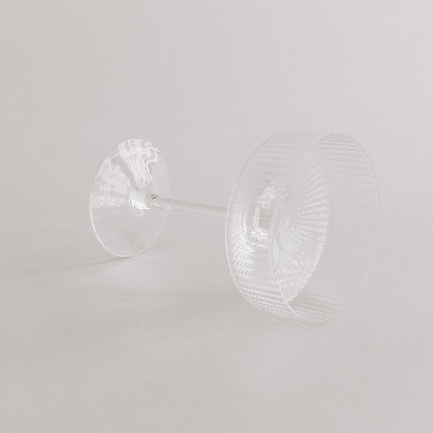 Champagnerglas, transparent, Ansicht von der Seite mit Rillenbecher