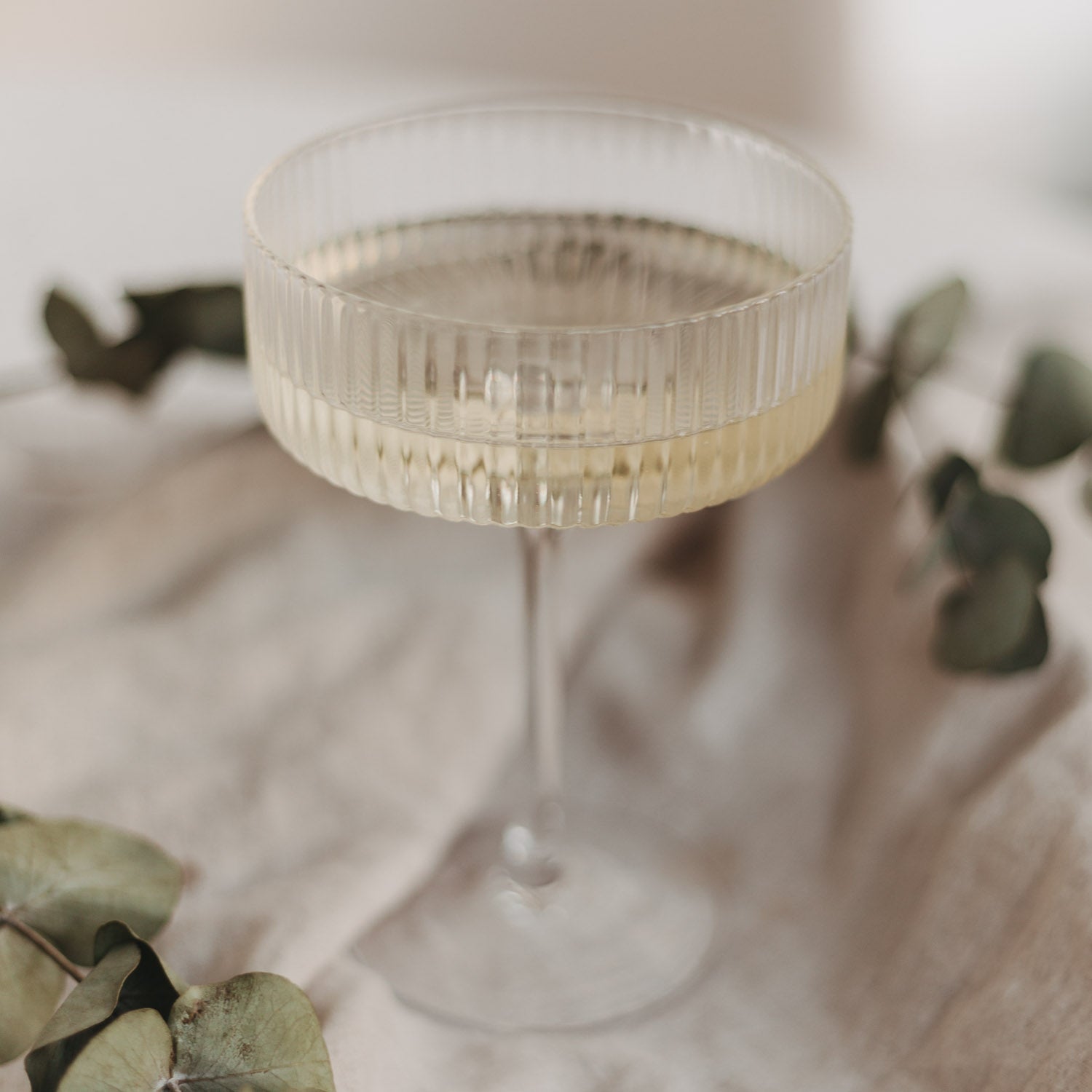 Champagnerglas, transparent mit geriffeltem Rand, auf Stiel