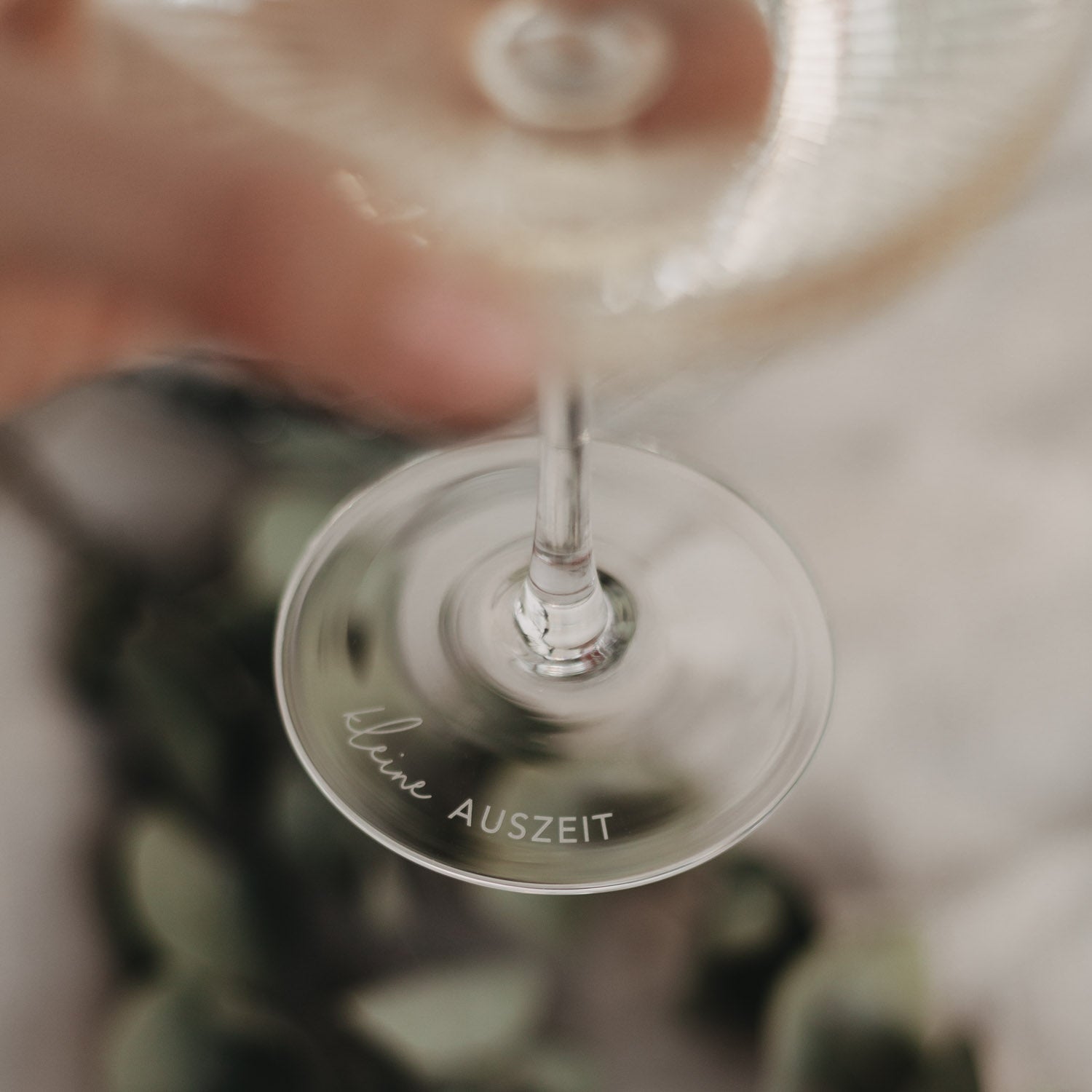 Champagnerglas von oben, Gravur „Kleine Auszeit“ am Boden
