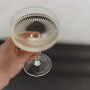 Champagnerglas mit gerippter Schale und Fuß, Aufschrift „AUF DAS LEBEN“