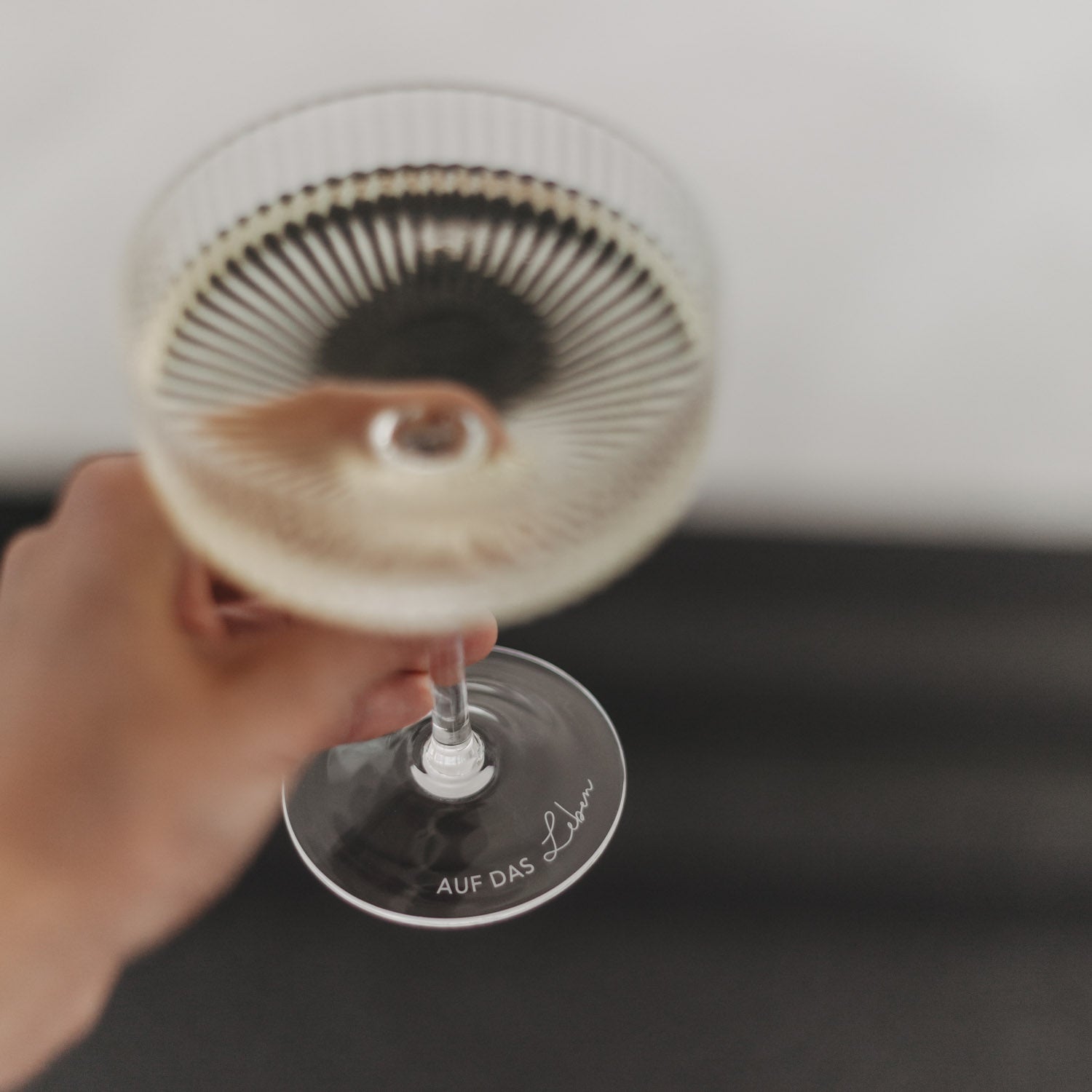 Champagnerglas mit gerippter Schale und Fuß, Aufschrift „AUF DAS LEBEN“