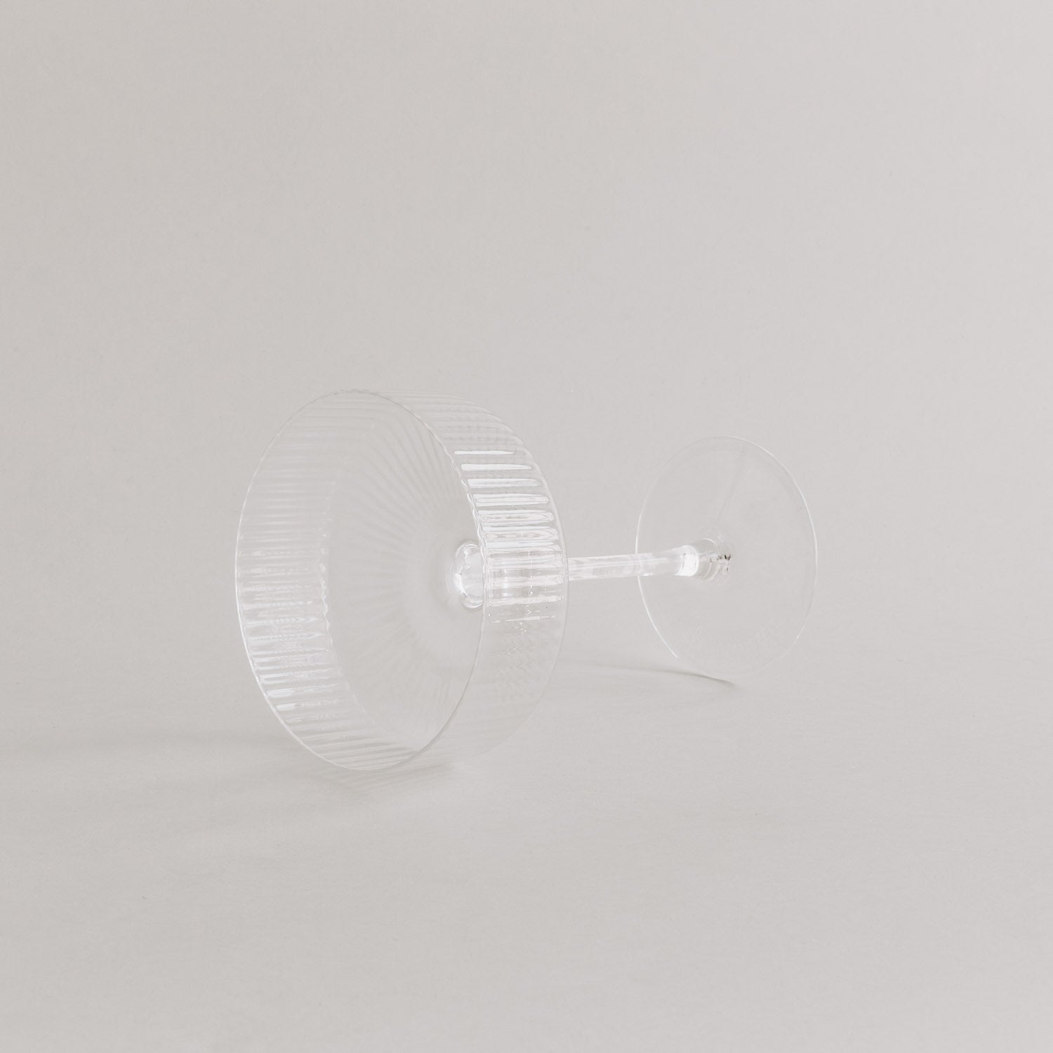 Champagnerglas, seitliche Ansicht der gerippten Schale und des transparenten Stiels