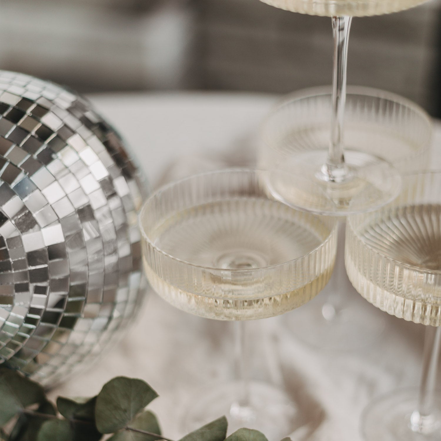Champagnergläser mit gerippter Schale, transparent, Aufschrift „AUF DAS LEBEN“