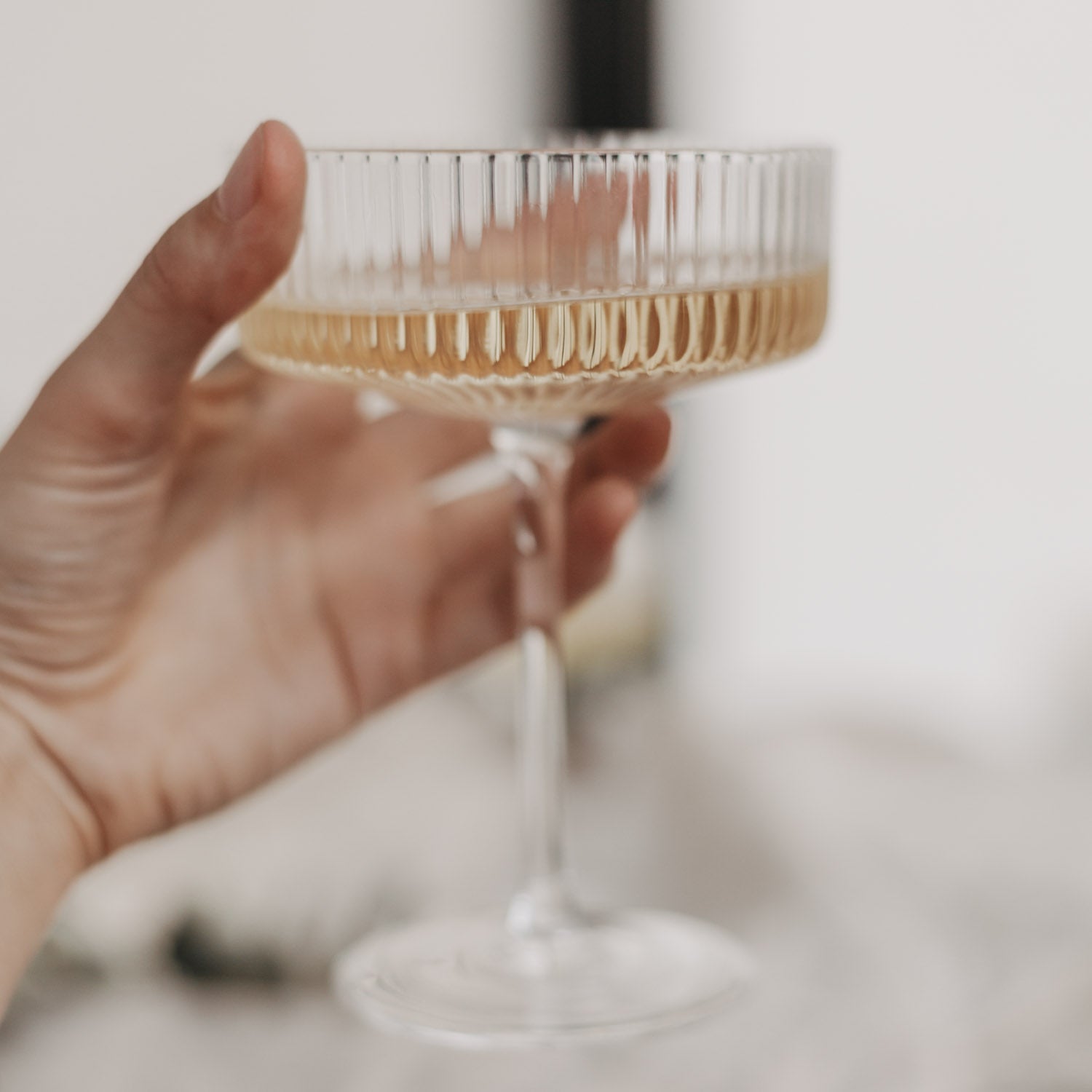 Champagnerglas mit gerippter Schale, seitliche Ansicht, transparentes Glas