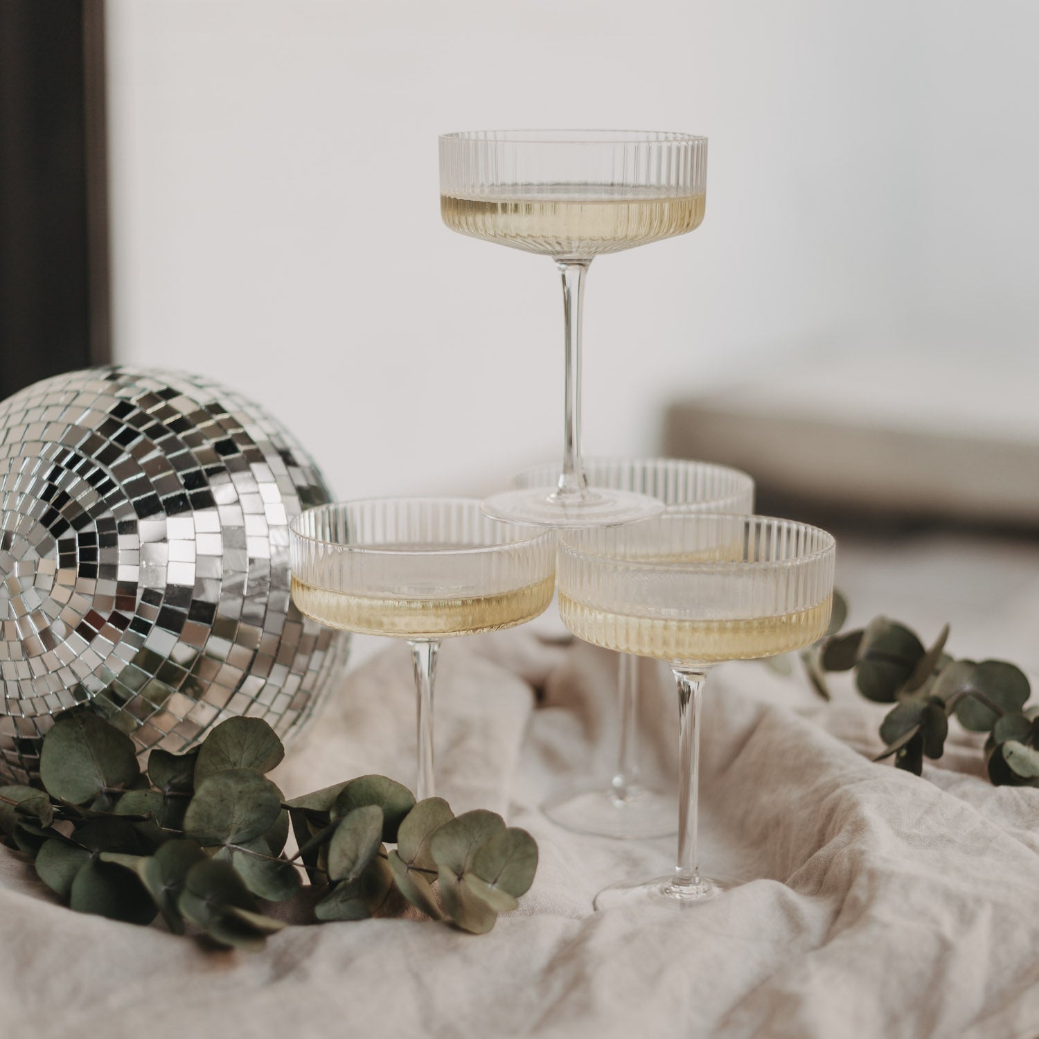 Champagnerglas-Set mit mehreren transparenten Gläsern und gerippten Schalen
