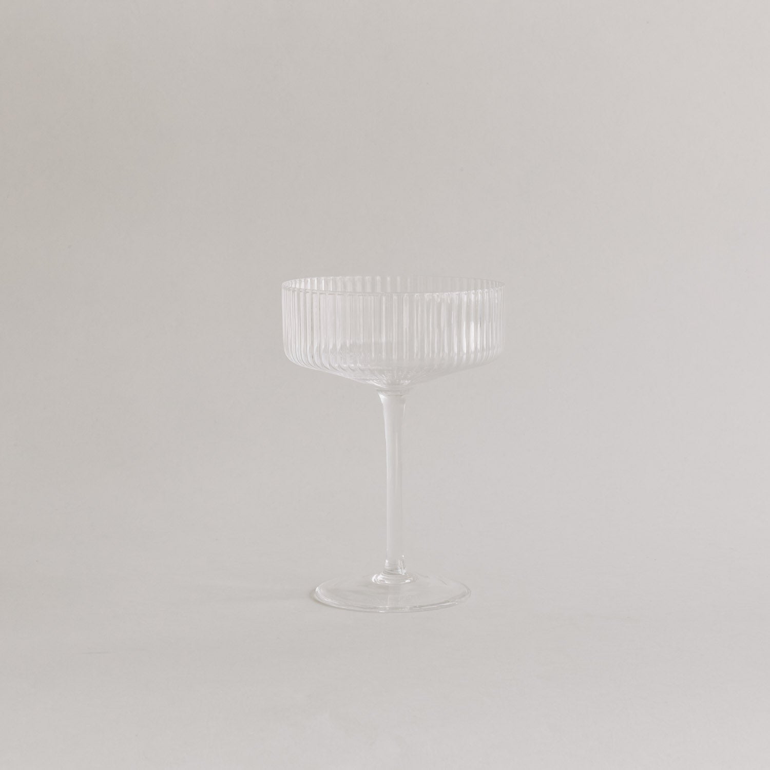 Champagnerglas mit gerippter Schale, transparenter Kelch und schmaler Standfuß