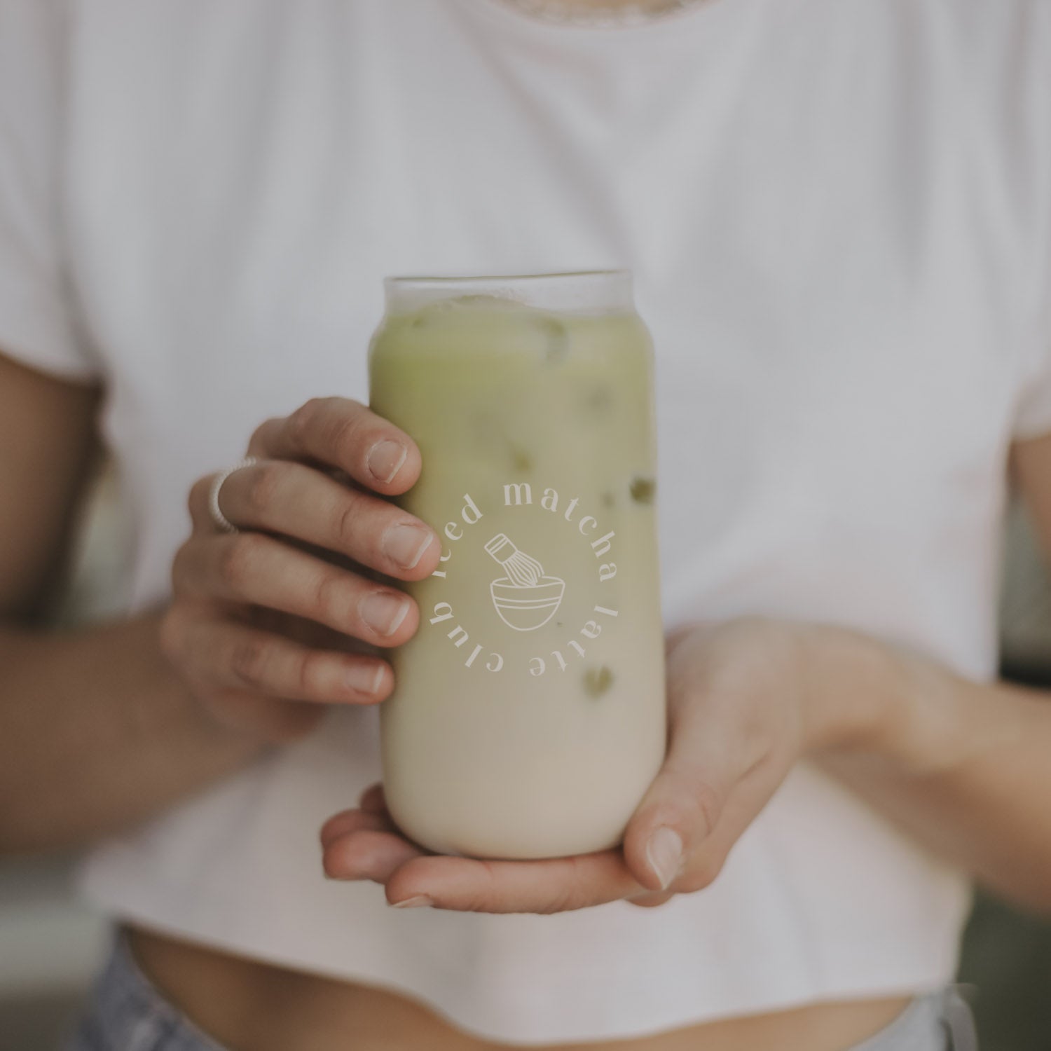 Trinkglas mit gelaserter Schrift „iced matcha latte club“, gefüllt mit cremigem Getränk