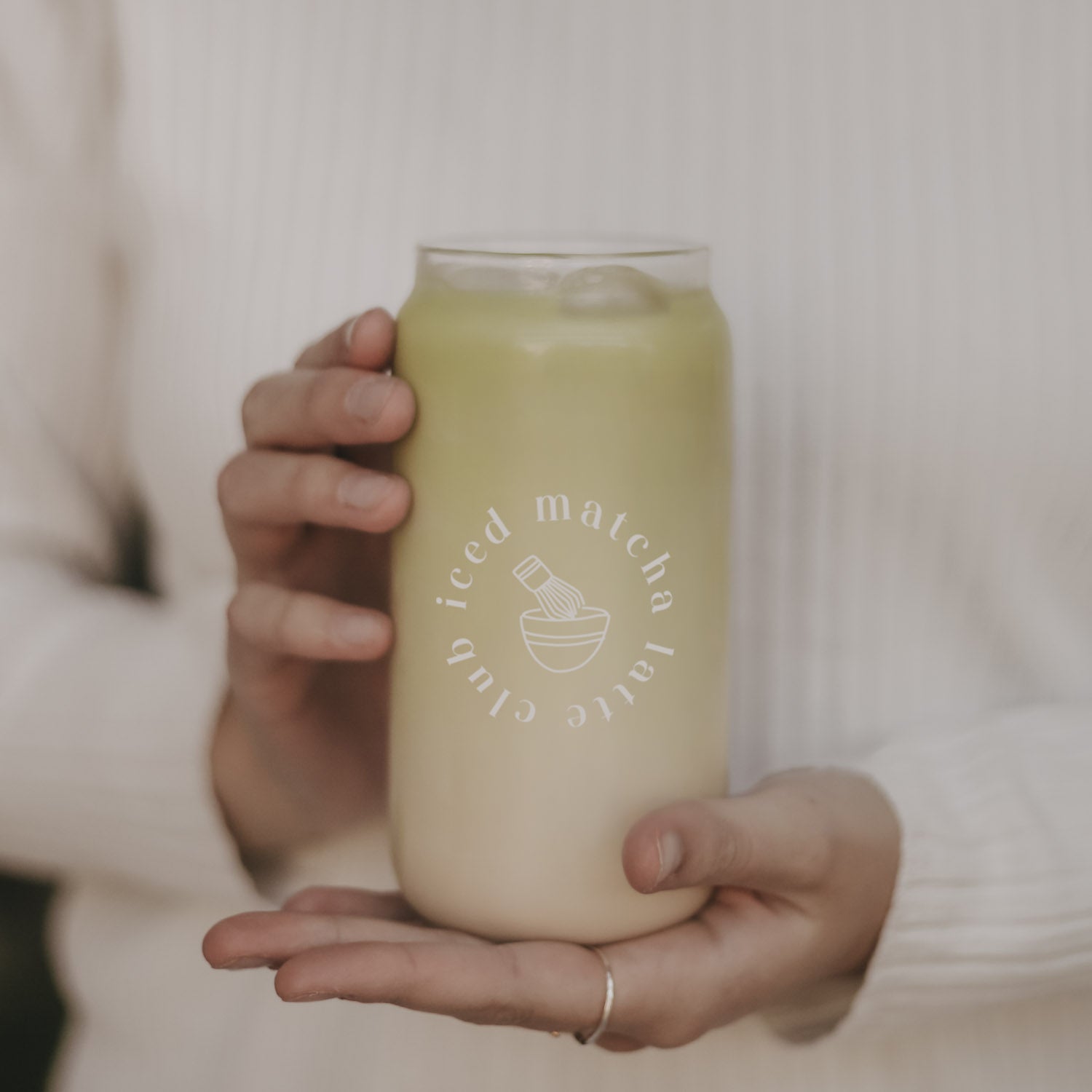 Trinkglas mit gelaserter Aufschrift „iced matcha latte club“, gefüllt, Ansicht von vorn