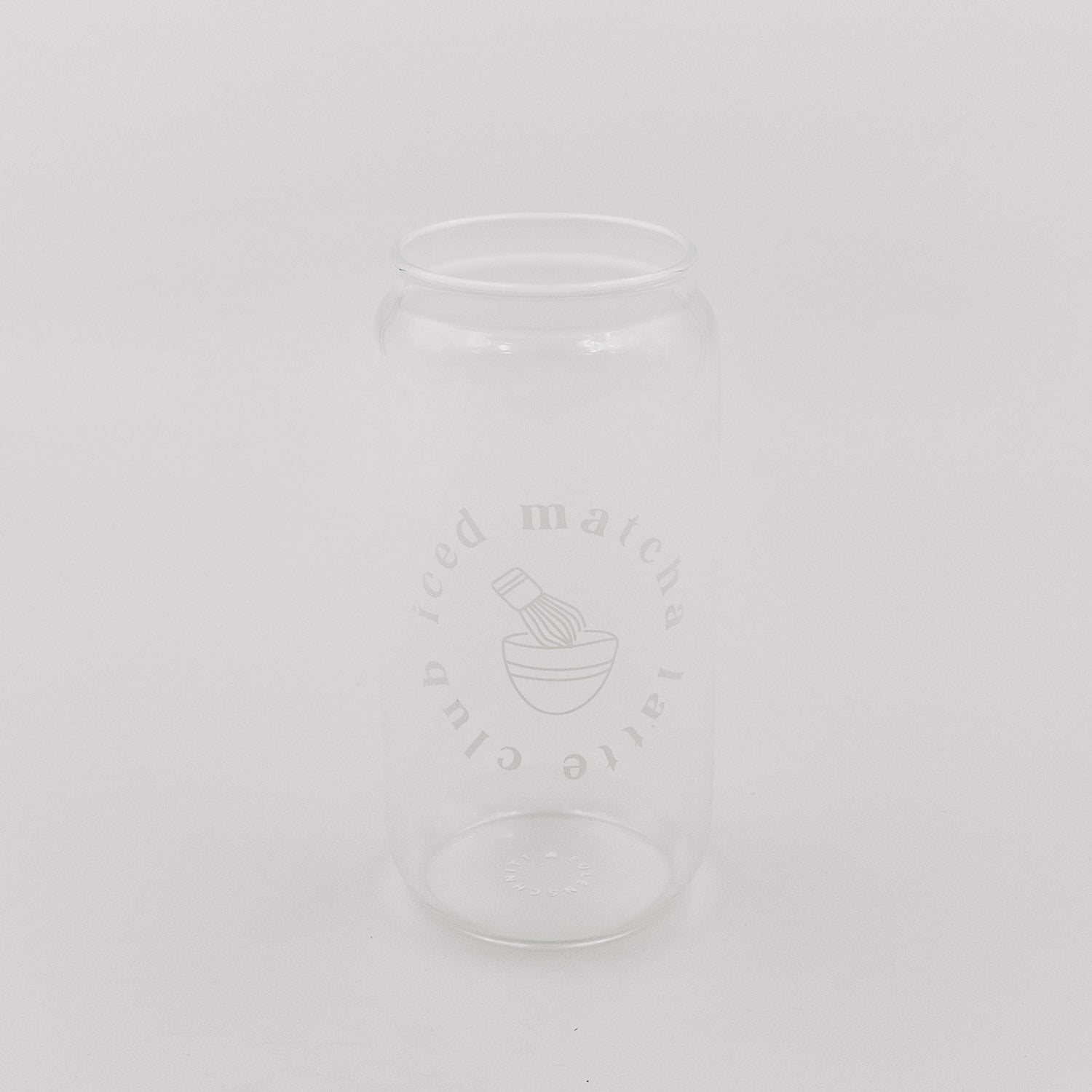 Leeres Trinkglas mit gelaserter Schrift „iced matcha latte club“, flache Standfläche