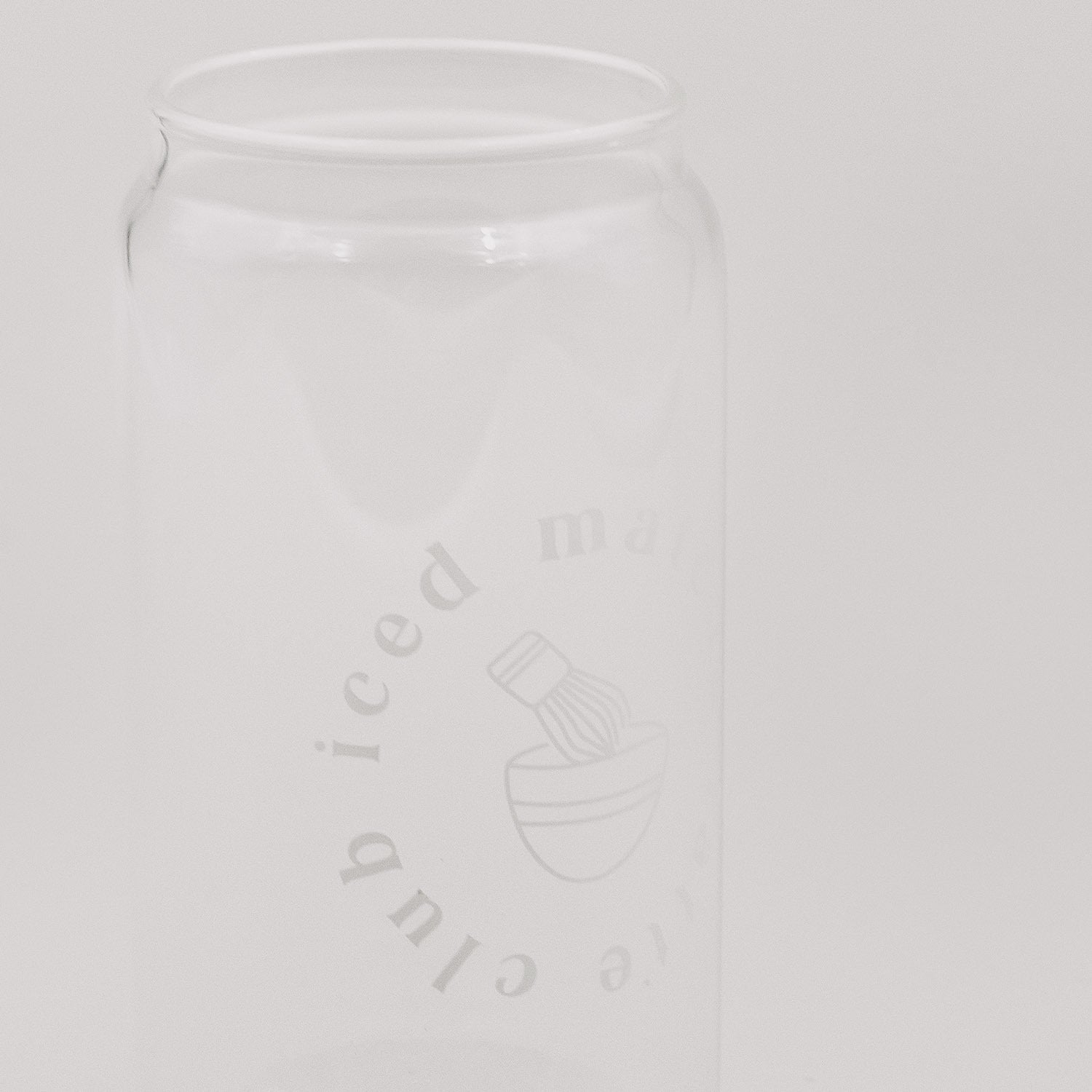 Trinkglas seitlich, gelaserte Aufschrift „iced matcha latte club“ und Symbol im Glas