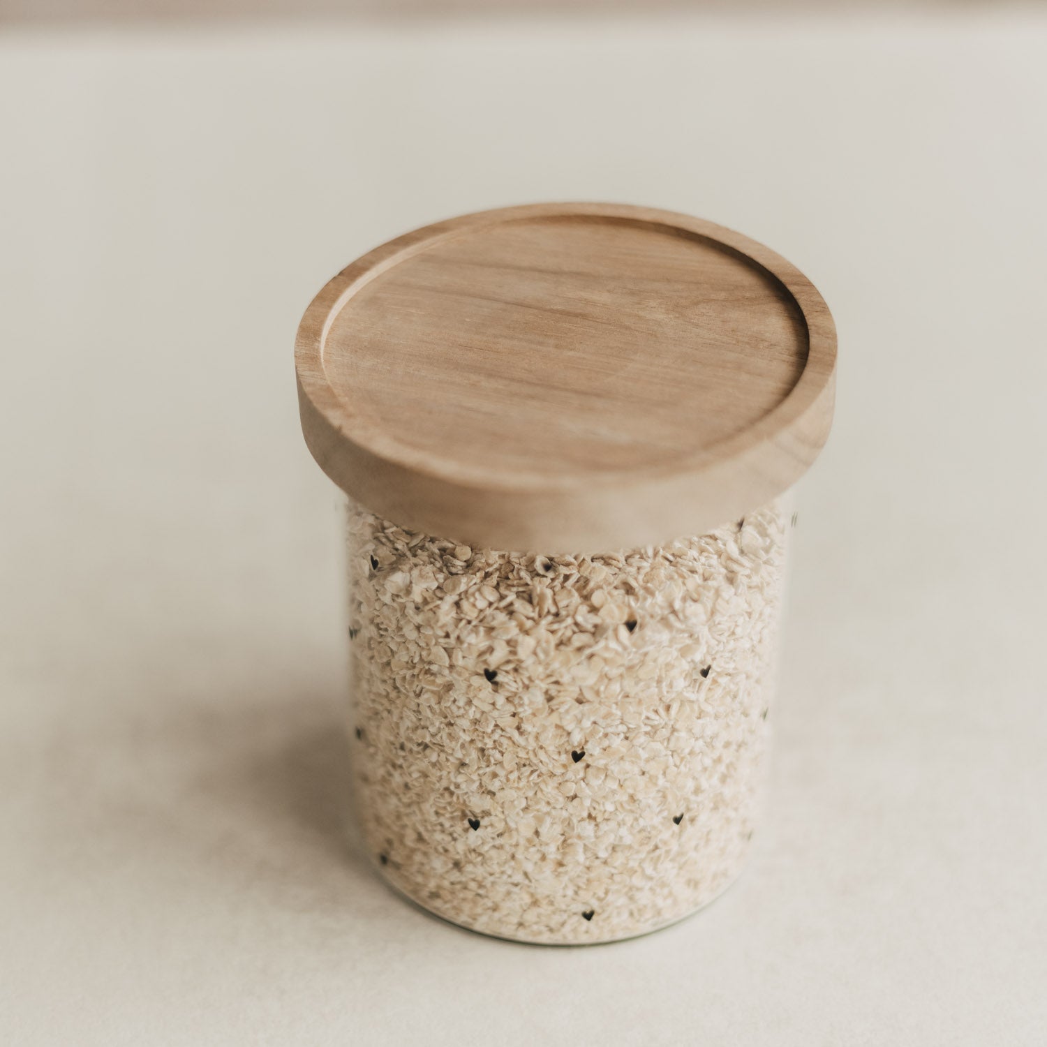 Vorratsglas mit Holzdeckel, transparentes Glas mit kleinen Herzchen