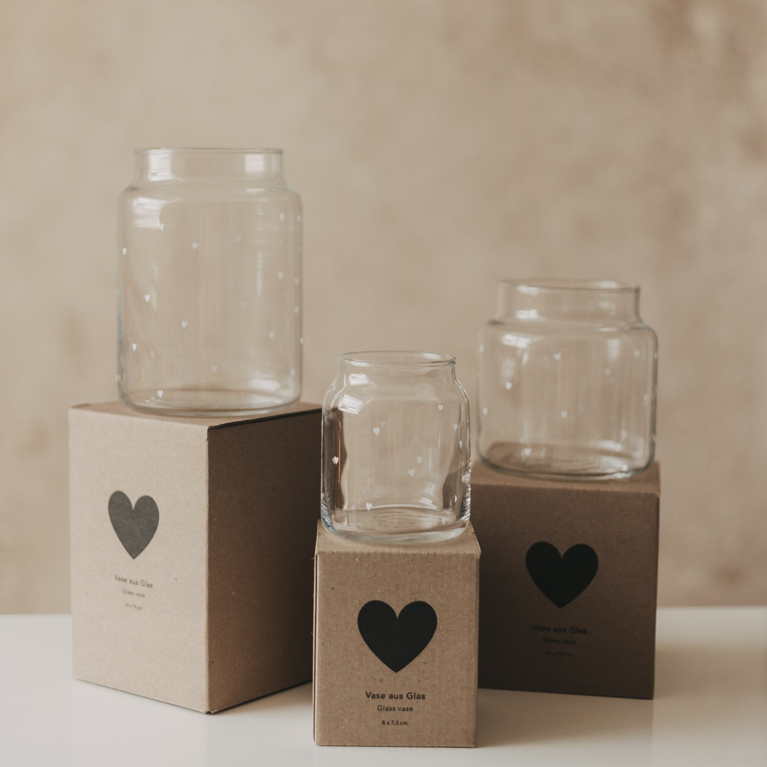 Kleine Glasvase in Verpackung mit Herzsymbolen, transparente Vase