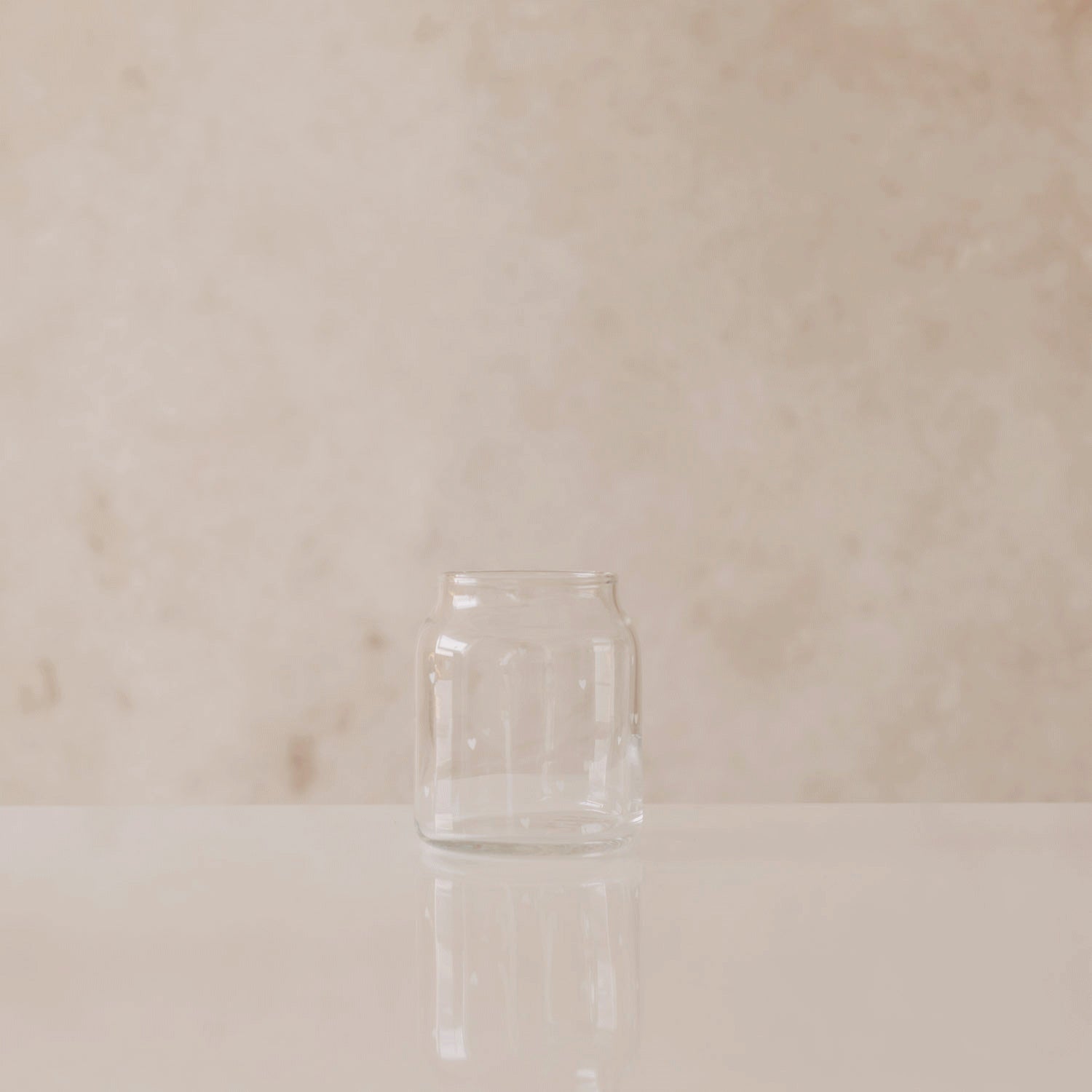 Kleine transparente Glasvase, gedrungene zylindrische Form, kurzer Hals