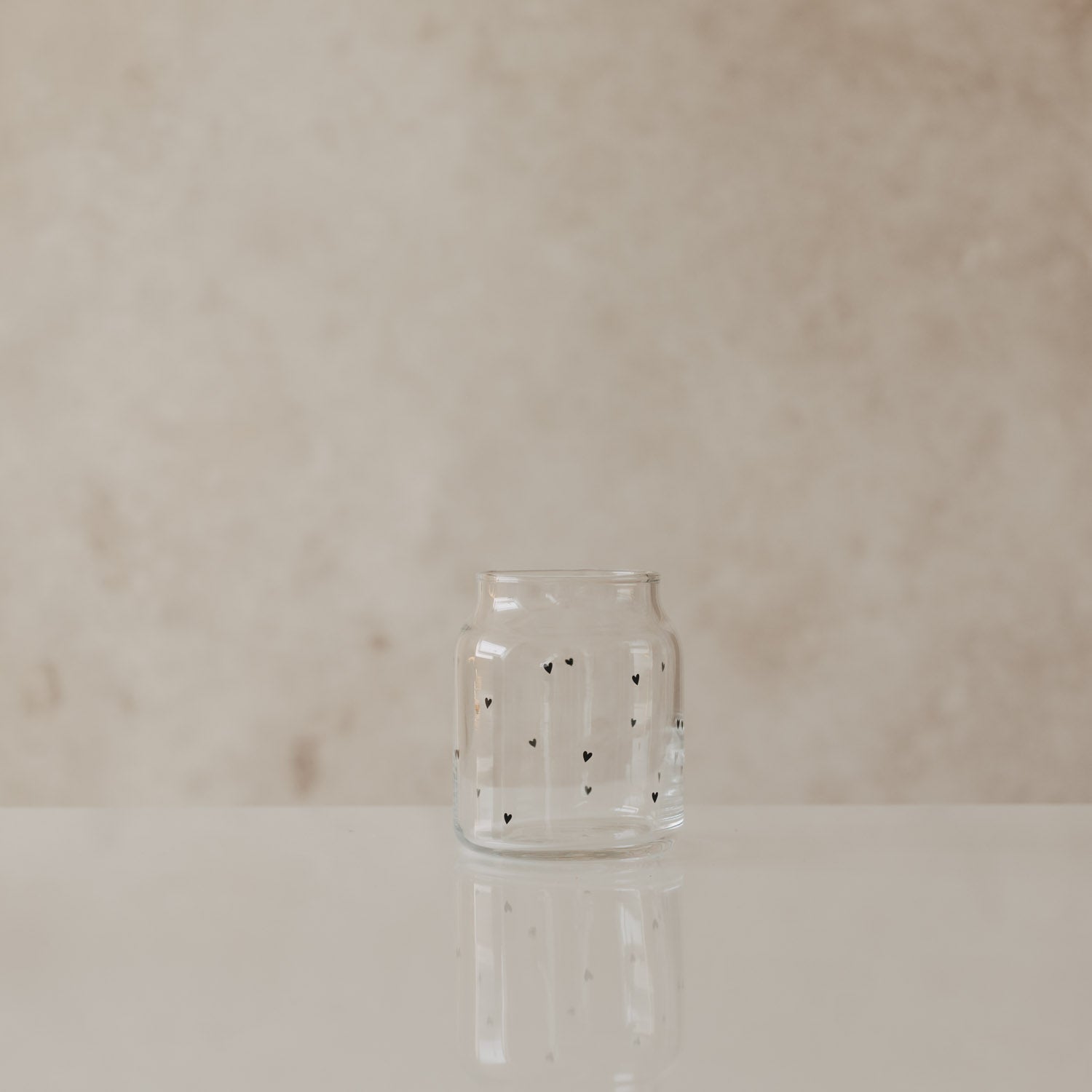 Kleine Vase aus klarem Glas mit Herz-Muster